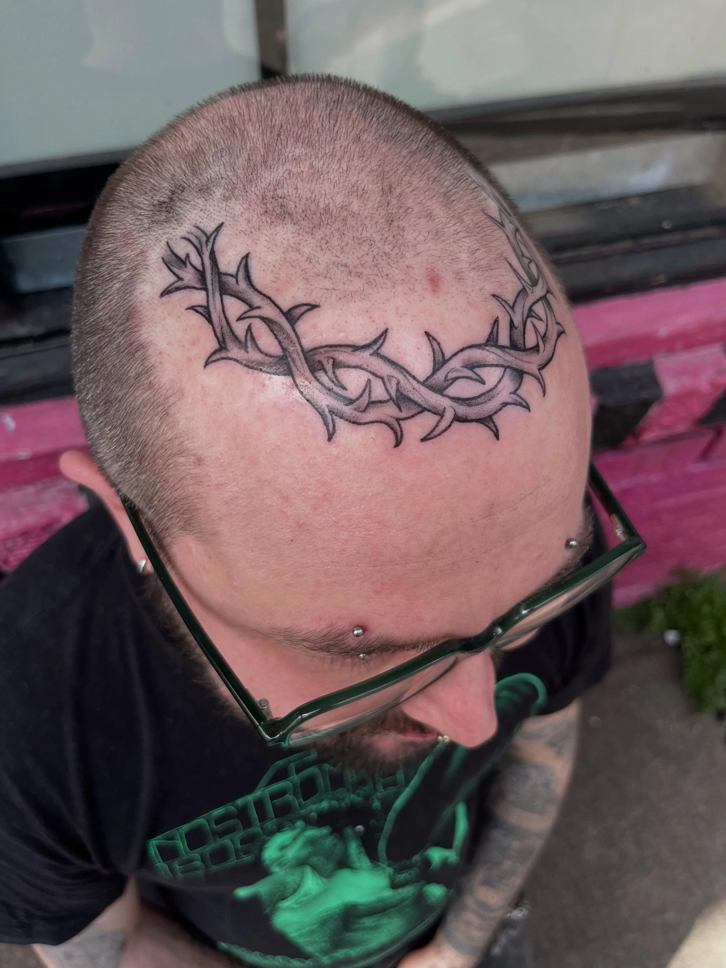 A crown of thorns for my pal @mr._horrible_ 🥀 this was so much, more dome tats pls!!! 🙂&zwj;↕️🙂&zwj;↕️🙂&zwj;↕️