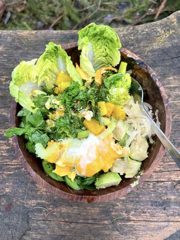 Mjukwokad squash, broccoli och selleri med ägg, hjärtsallad, persilja, avokado och surkål.