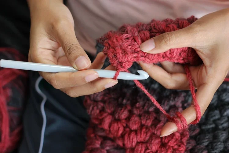 GIRL CROCHETING