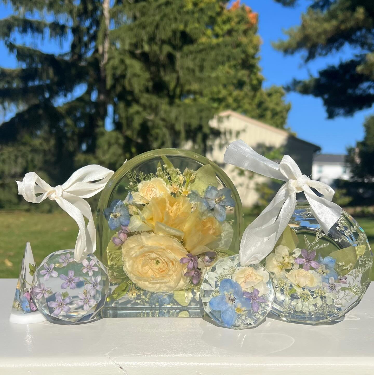 Wrapping up the week with these beautiful flowers returning to their sweet bride to be cherished! 🤍💙💜