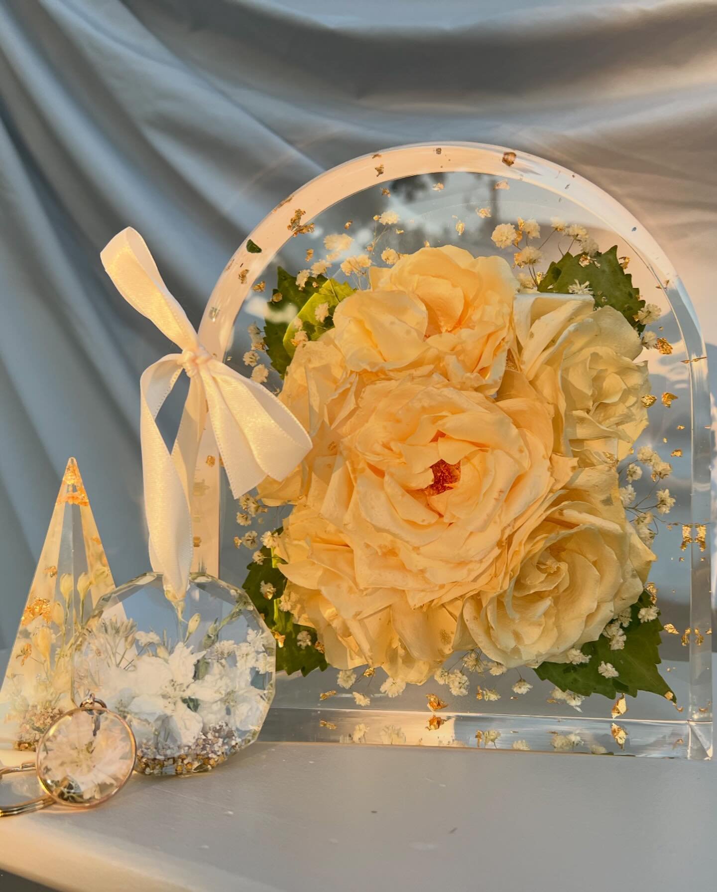 This sweet bride&rsquo;s sheer enthusiasm for her flowers was contagious! 🤍 The golden hour lighting this time of year does justice to the beauty of these flowers!  I feel honored to play a part in capturing memories from someone&rsquo;s biggest day