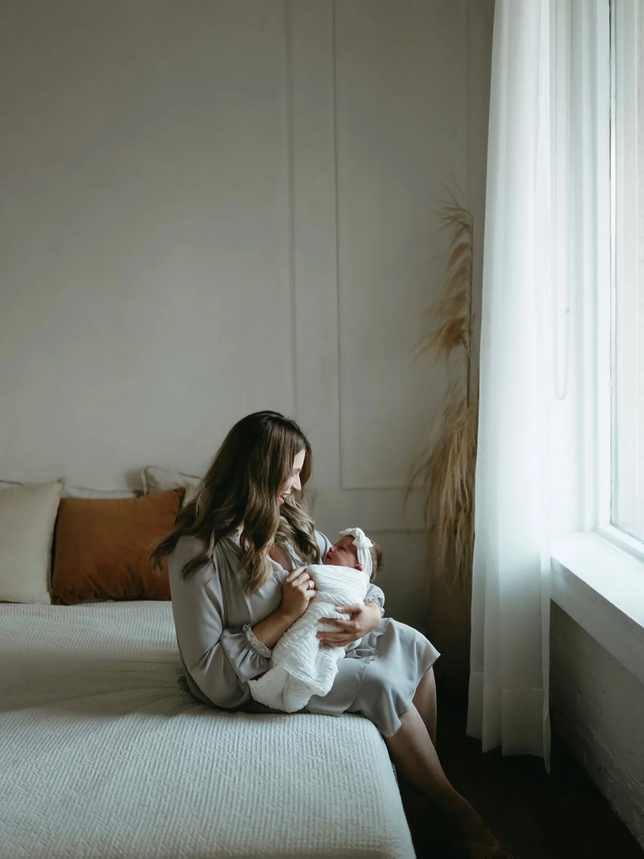 Heading back to see this sweet momma and baby girl tonight, and my heart is so full 🫶🏼 Newborn sessions don&rsquo;t often make it onto my feed, but I truly adore these beautiful moments. The snuggles, the quiet, the tiny details you&rsquo;ll want t