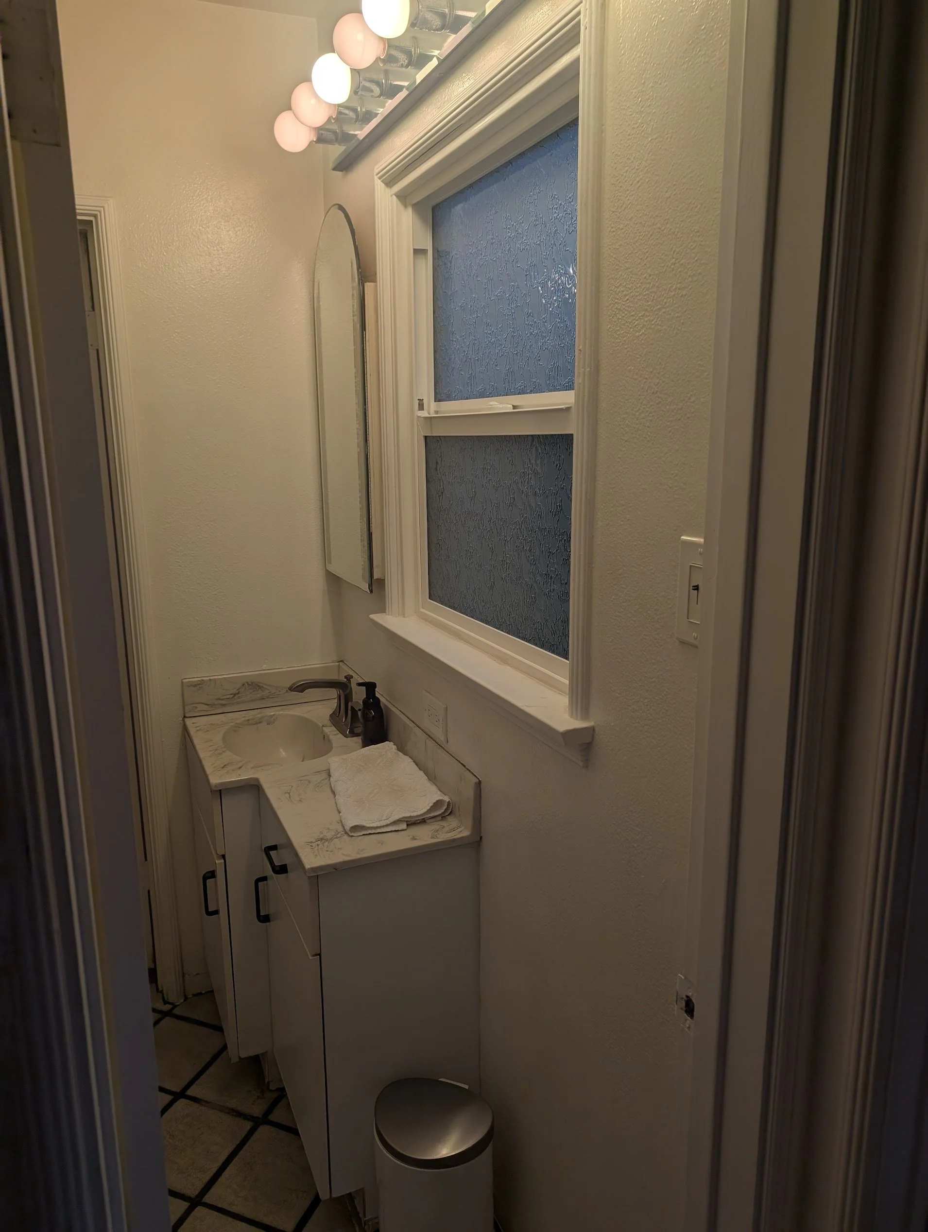 bathroom before 1 .jpg