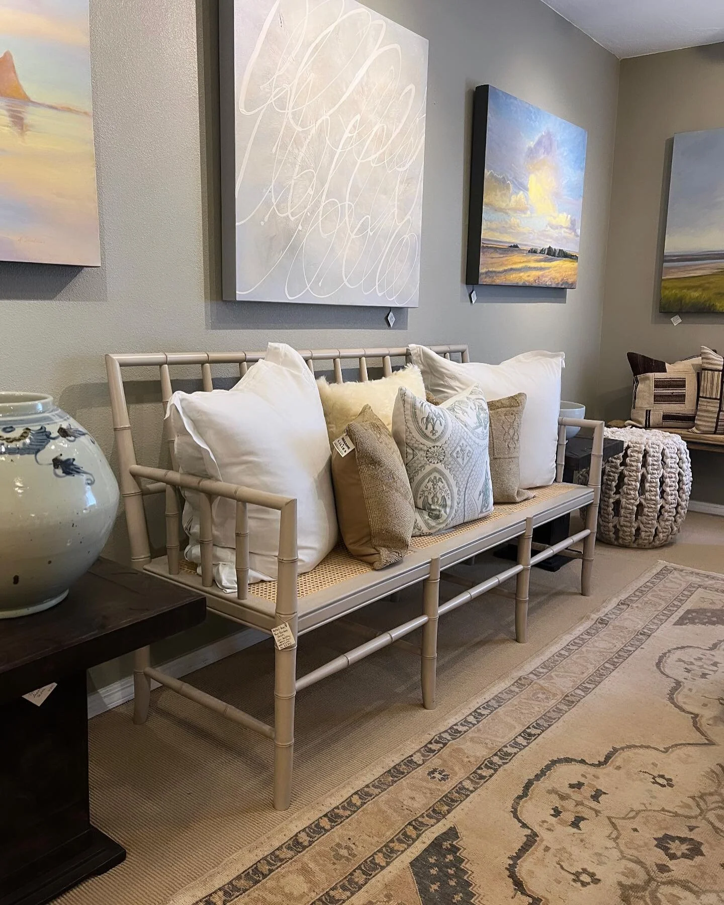 This abstract is a great option to fill a large wall when you don't want anything too busy or colorful in a room. OR it would make a great statement piece in a bedroom. 
Also, what a great bench and Turkish rug! 
.
.
.

#interiorstyling #decorating #