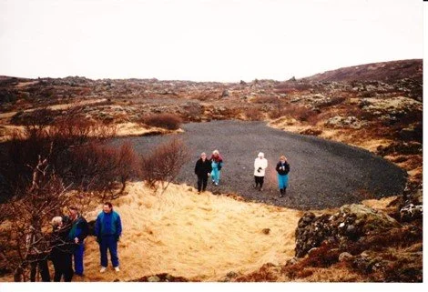 Þessi mynd er tekin frá teignum á 17. holu og horft niður á flötina á 16. holu