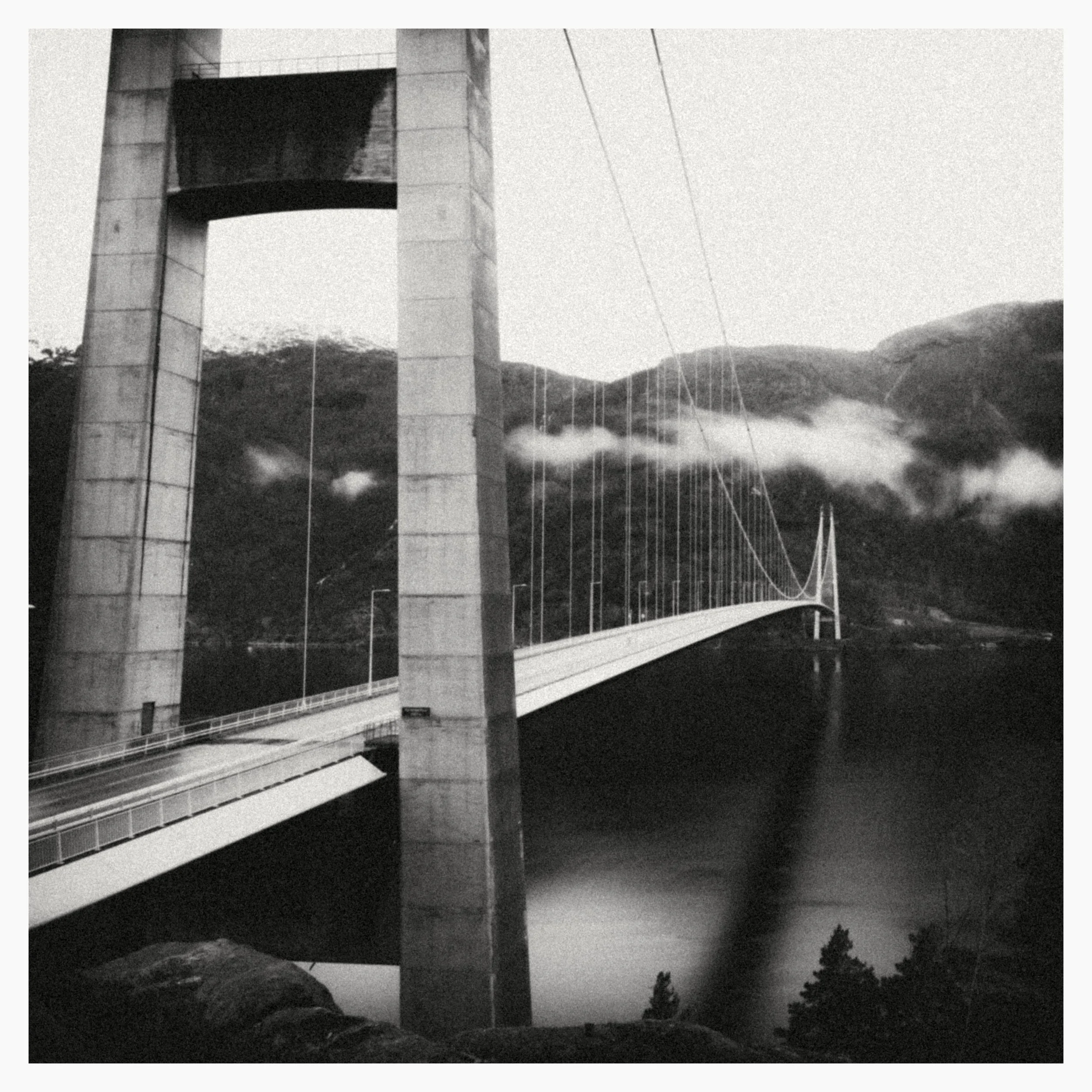 Norway-Bridge-noir.jpg