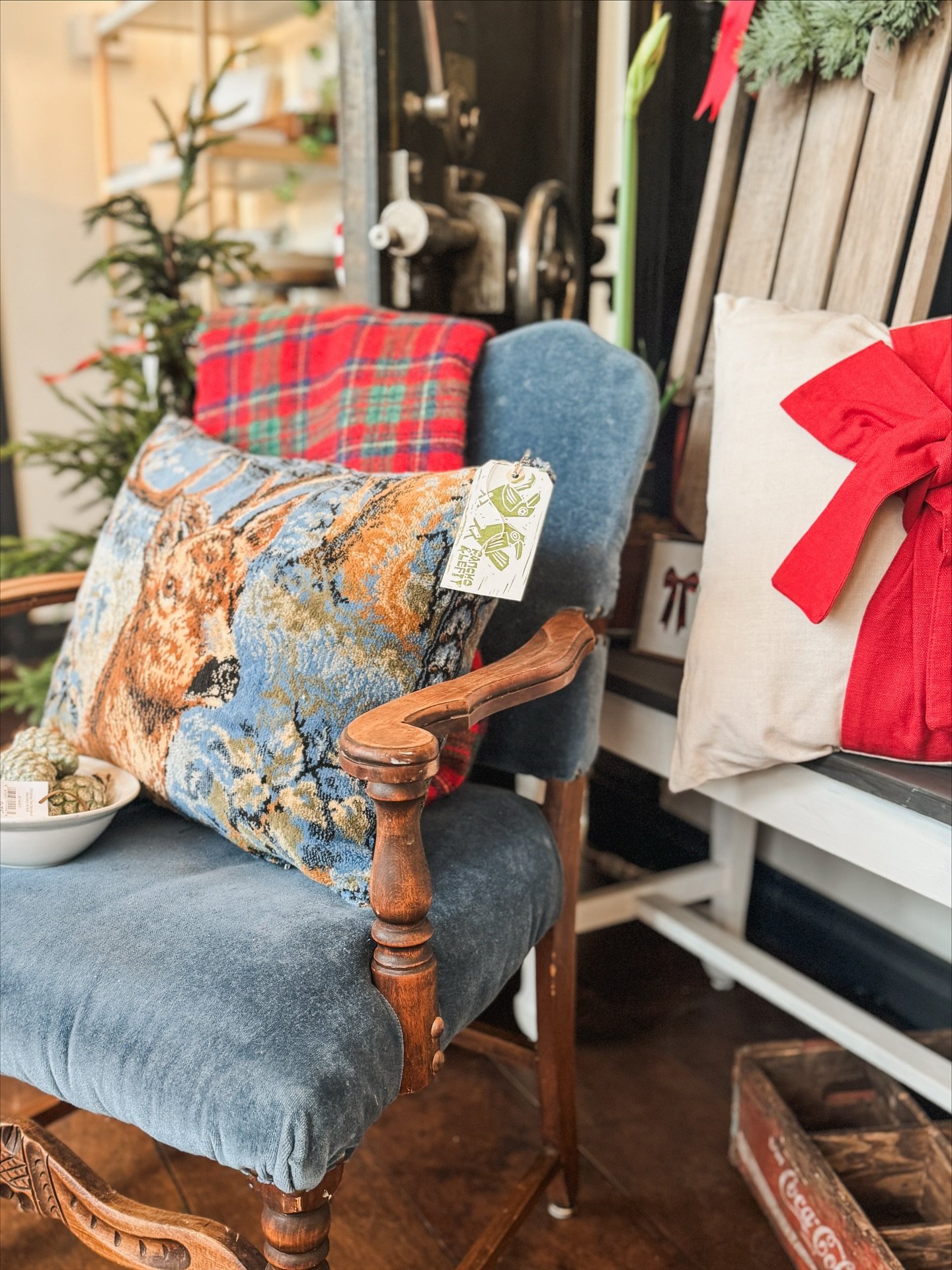 📸 snaps from the shop! it really is the most wonderful time of the year! ☺️
.
#shopsmall #iheartyakima #downtownyakima #smallbuisness #cozychristmas #holidayshopping #shoplocal