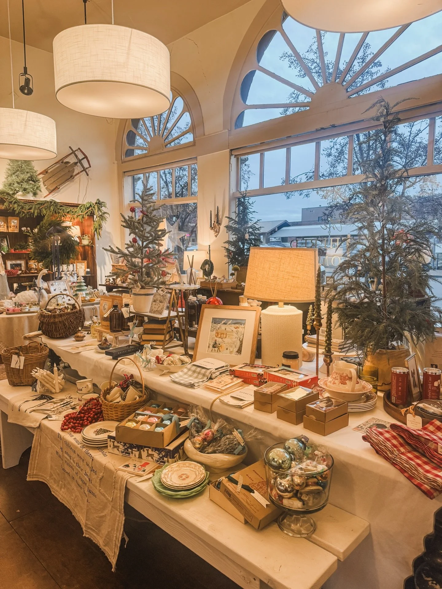 Just a tiny pocket of warmth and magic tucked inside December. ❤️Beauty in every detail&hellip;.we&rsquo;re here for it. ✨ 

#shopsmall #beautyineverydetail #cozy