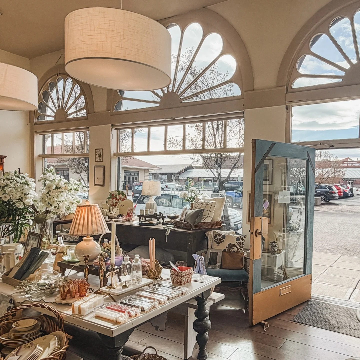 Happy first day of SPRING!!! Looks like it&rsquo;s going to be a leave the front door open kind of day-praise the Lord!!! ☀️ 😍