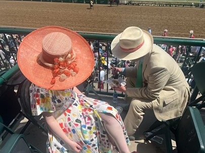 Charming Peach Derby Headpiece, designed and crafted by our talented member @sallycaswellhat 🐎🌹

#derbyhat #kyderby #derby150 #hatstyle #bestsressedlady #custommillinery #churchilldowns #runfortheroses #racingfashion @milliners_guild