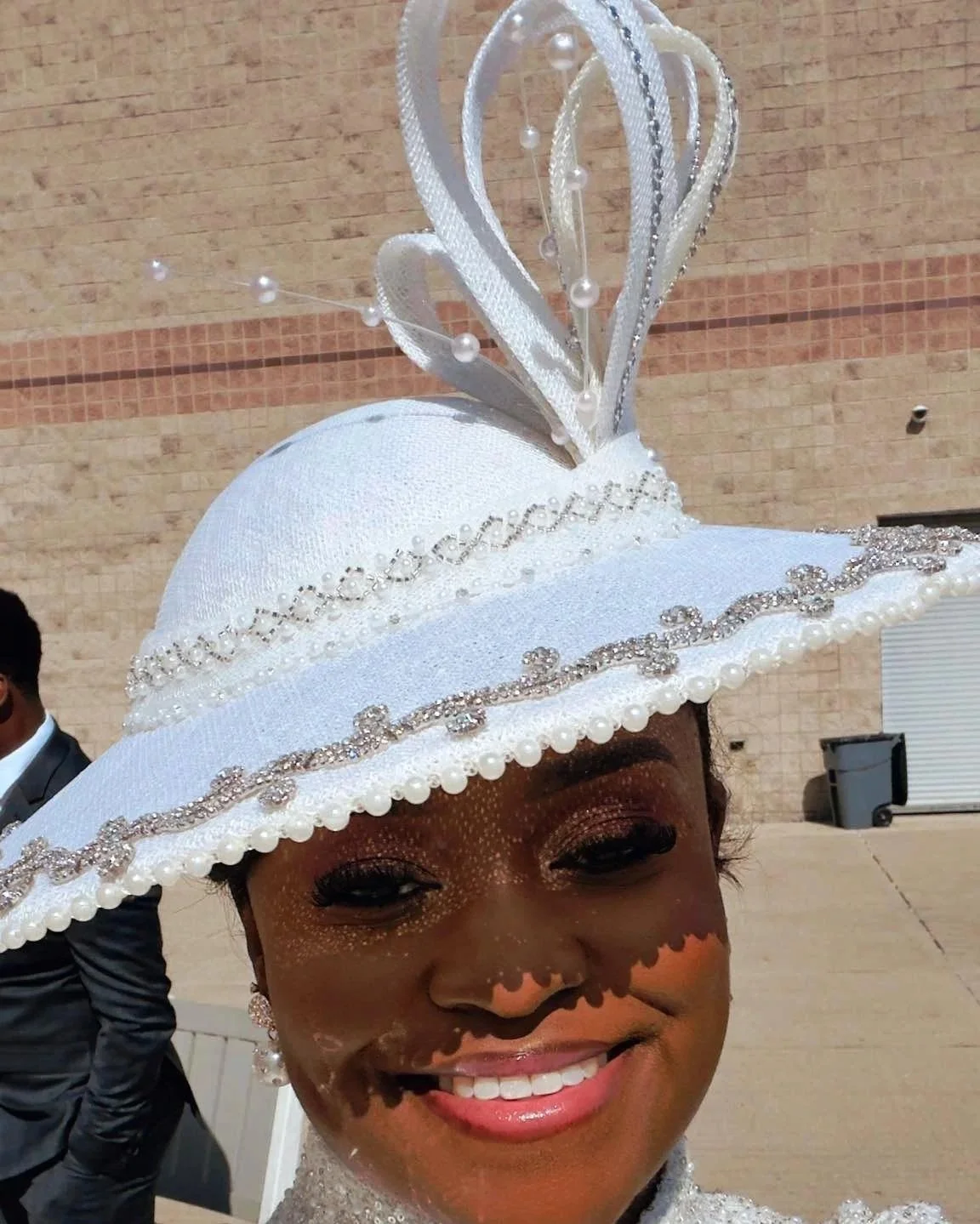 Queen+Kena+Lane+wearing+motorcade+hat+in+white+and+pearl.jpg