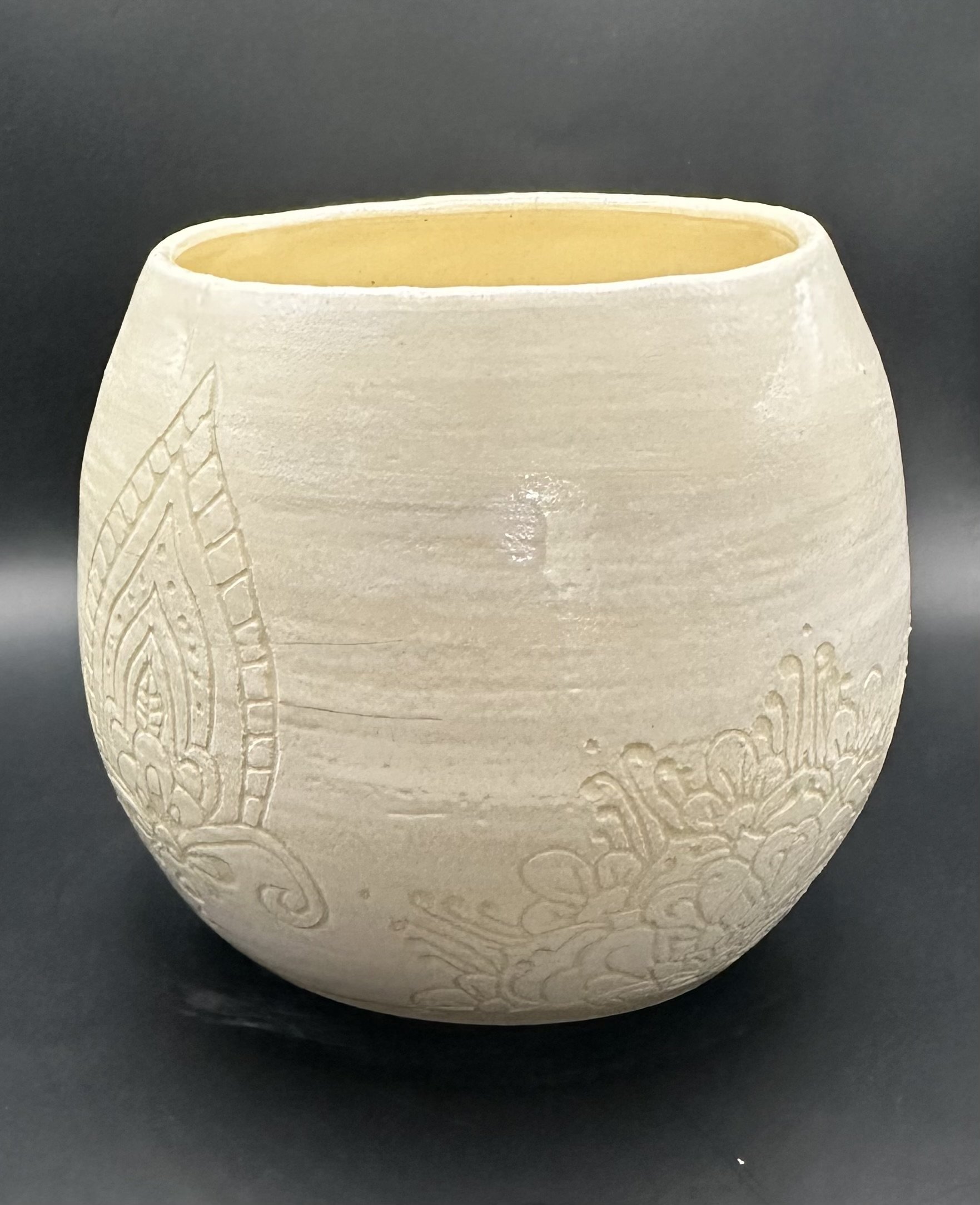 White on White Elegance Pot