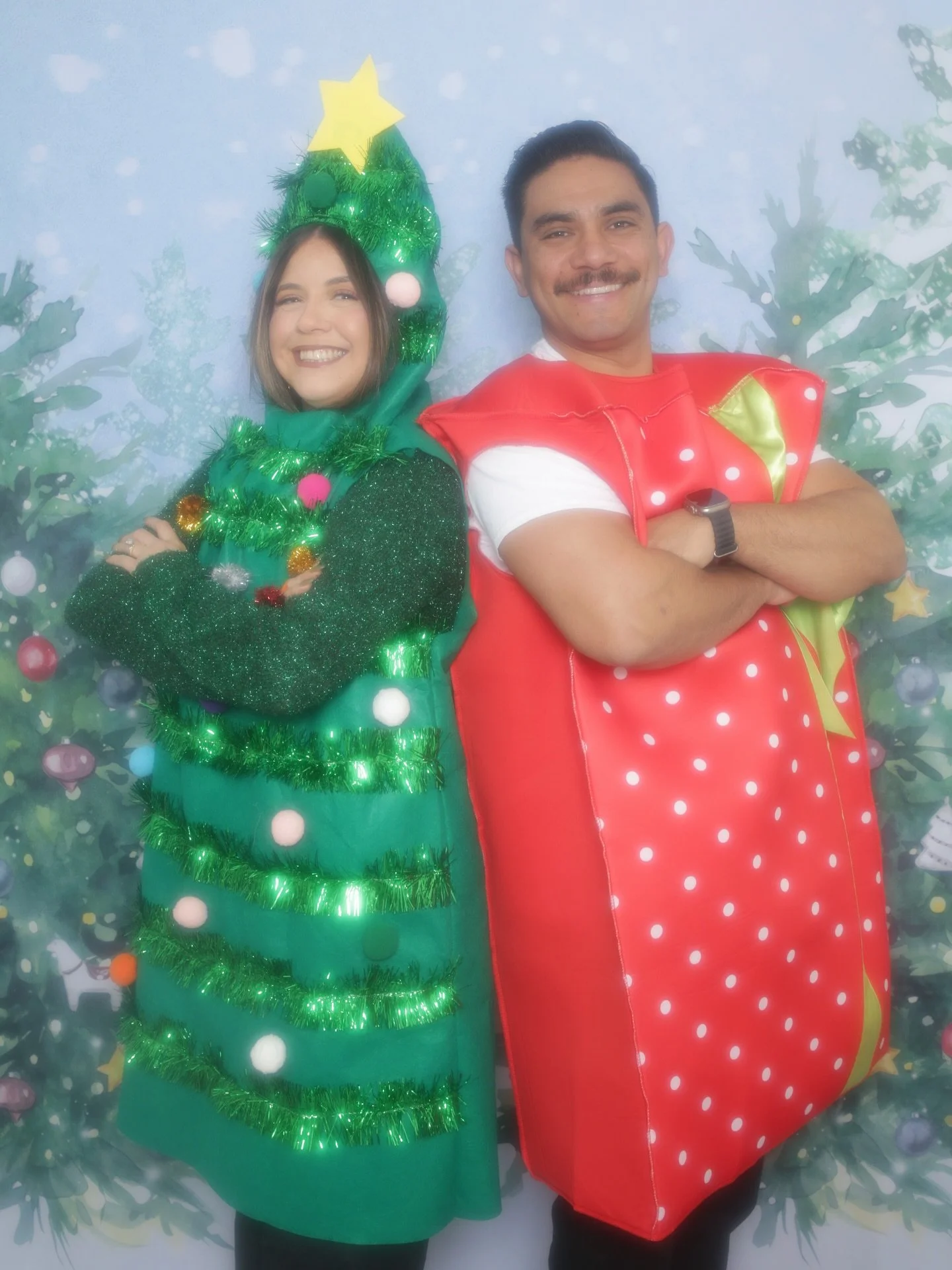 SWIPE FOR LAST POP-UPS OF THE YEAR! get your holiday pics in before christmas ⭐️💗 appointment slot still available thru link in bio.

11/29 &bull; @agoodusedbook 
11/30 &bull; @cleanslateswapmeet 
12/7 &bull; @saywhen.la