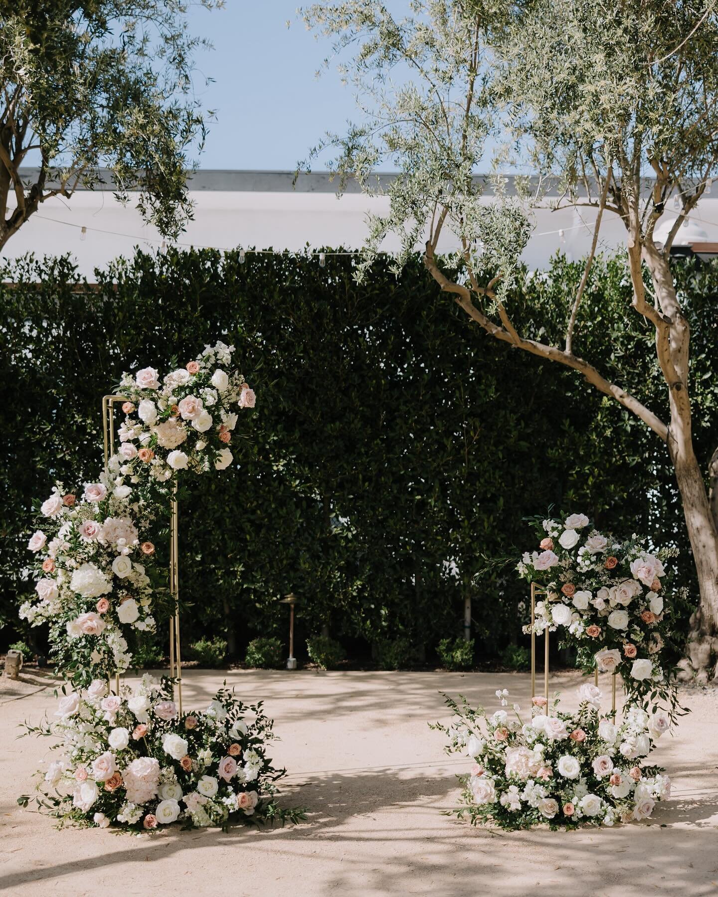Our most visited venue last year was @grandgimeno 💙 which is great since we love our @jayscatering family~ 

Here are some of the ceremony installations and reception florals we created there! Swipe to the end to see a video of the huge flower bridg