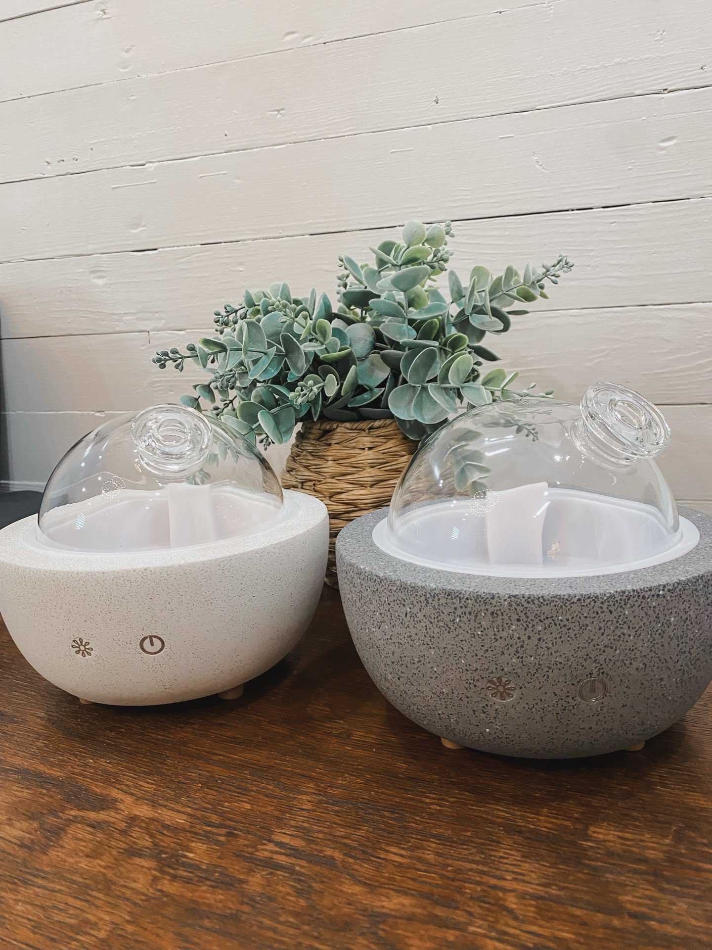 Wellness Wednesday: Ditch the Toxins, Not the Aroma 🌿

Did you know that candles, room sprays, and plug-ins often contain synthetic fragrances that are among the most common endocrine disruptors? These ingredients can interfere with your hormones an