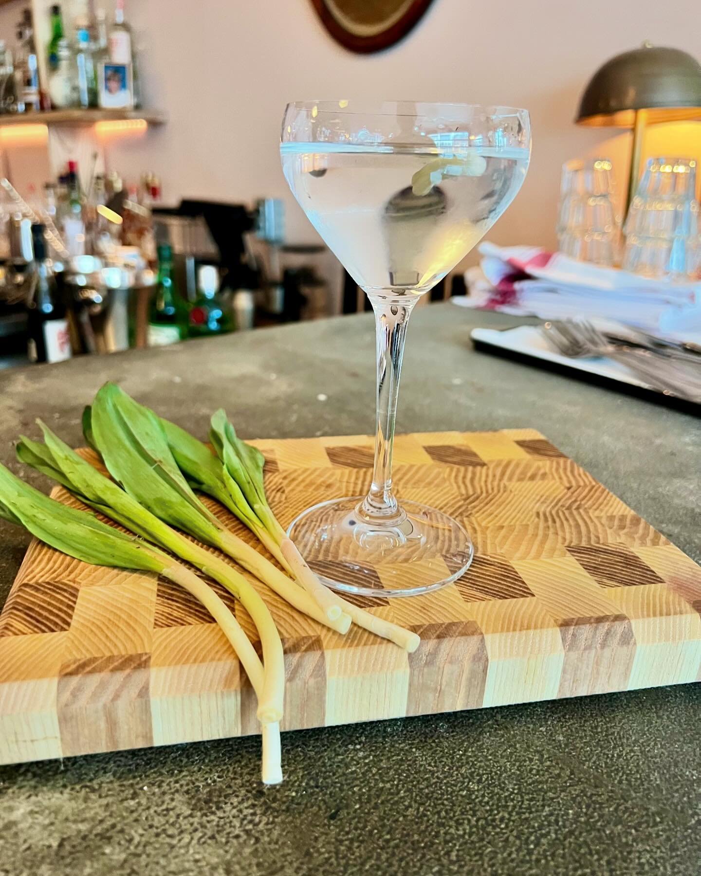 New Gibson with wild leeks, gin and a bit extra vermouth.