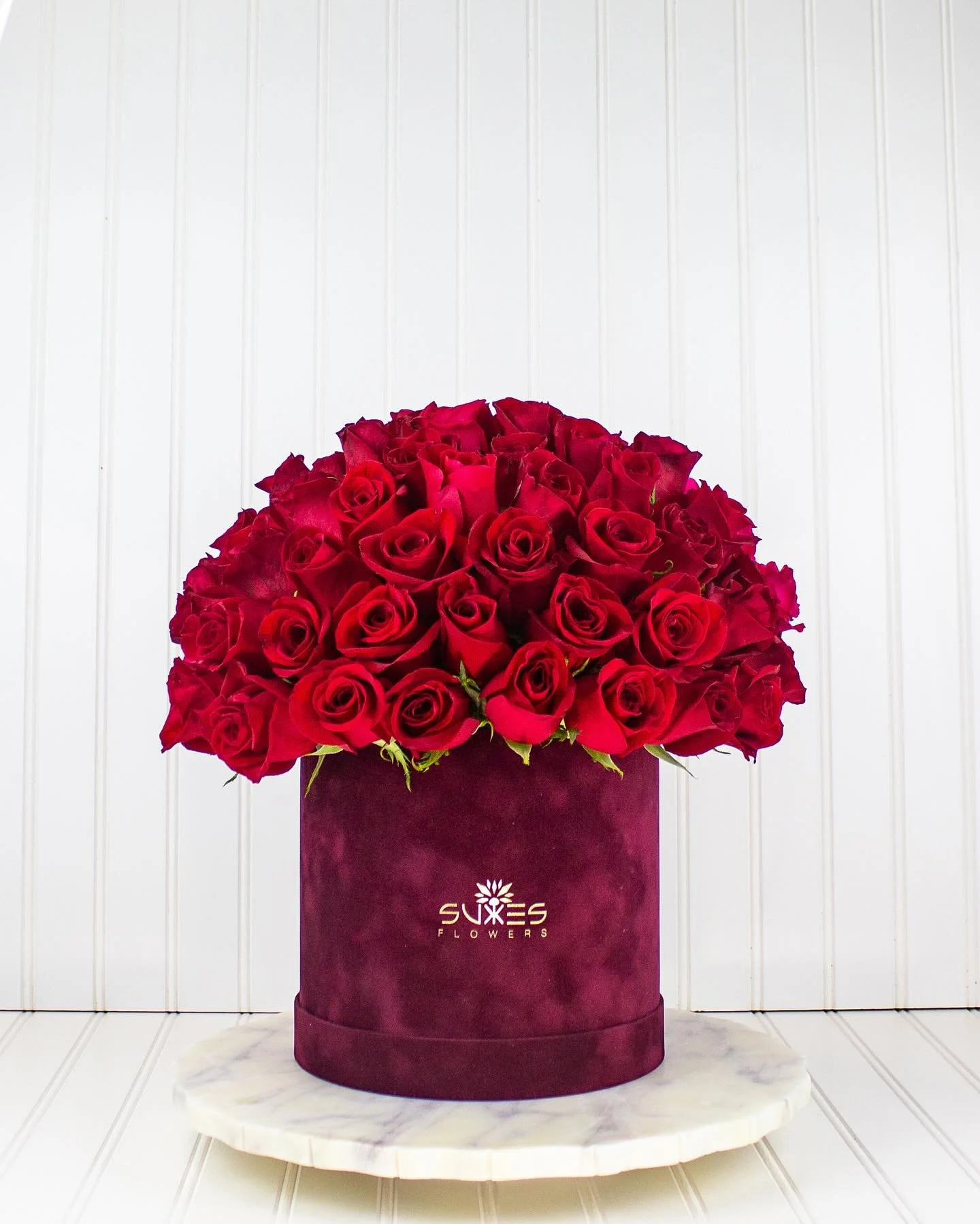 A sculpted dome of premium red roses, hand-designed to make a powerful statement of love, passion, and devotion.
Housed in our signature burgundy velvet hat box with gold detailing.

💘 $350
📍 Available for delivery across Miami-Dade &amp; Broward