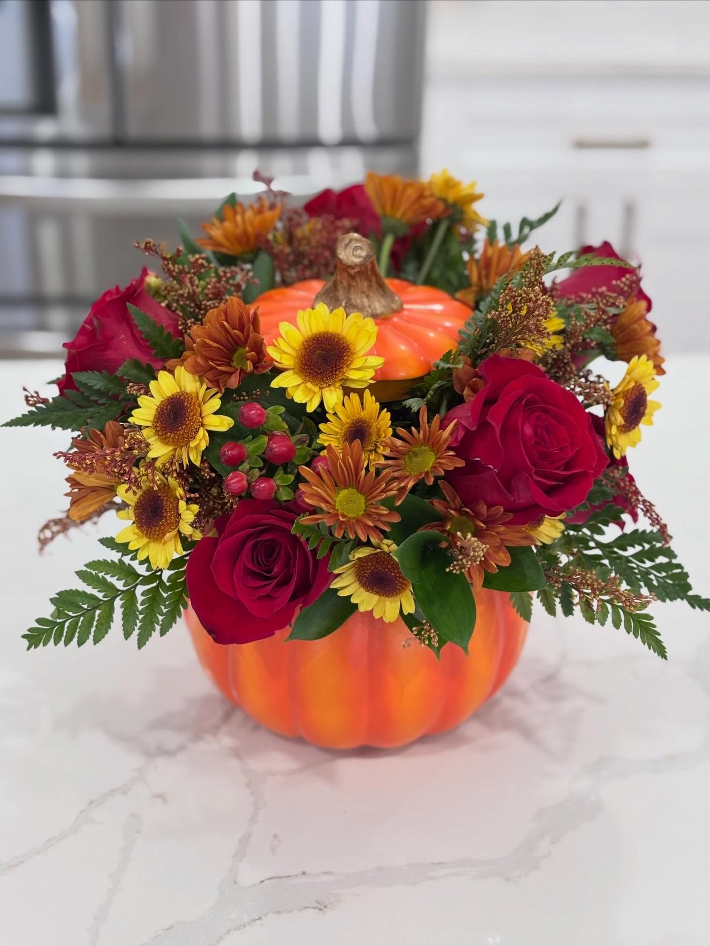 A grateful table starts with beautiful flowers. Pre-order your Thanksgiving arrangements now!🍁🍁🍁