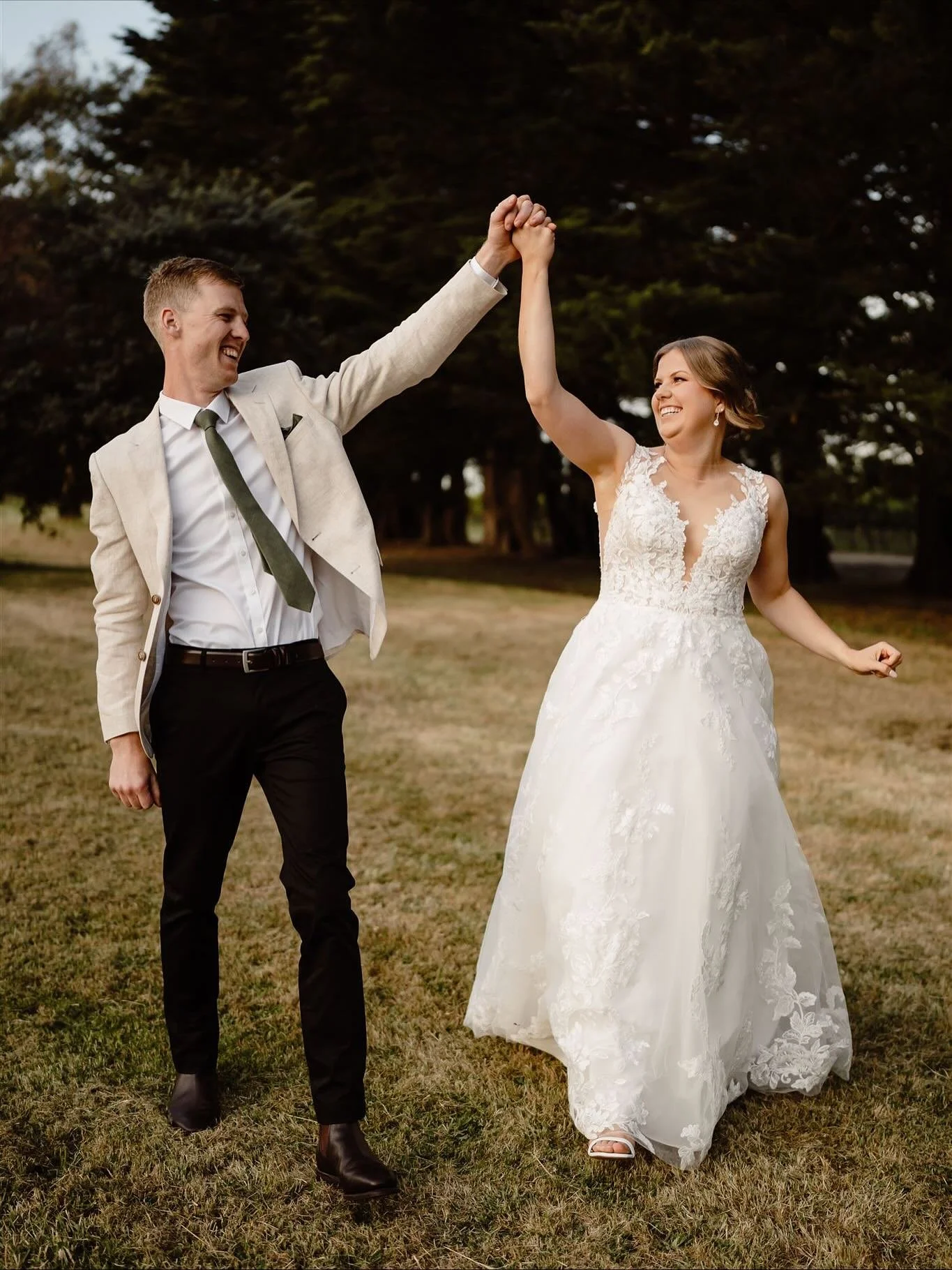 Over the weekend these two celebrated&hellip;

ONE YEAR MARRIED!

Congrats lovers!!
&zwnj;
Lovers // @laurenpiening @brendanpiening 
Venue // @barn.and.co 
Suit // @mickeybluemornington
Dress // @missbellabridal
Flowers // @floralartbyrachel
Hair // 