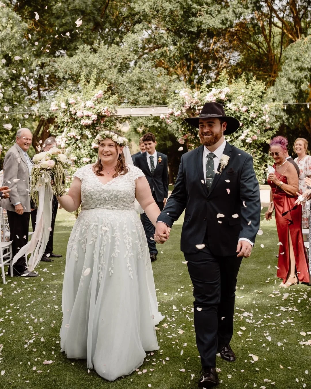 A day full of tractors, cows and everything green!

Such a beautiful, relaxed, country wedding!

I had an incredible day with you guys 😀

xx Elise
&zwnj;
Lovers // @beansbutler &amp; Pat
Venue // @flowerdaleestate 
Dress // @leahsdesigns 
Flowers //