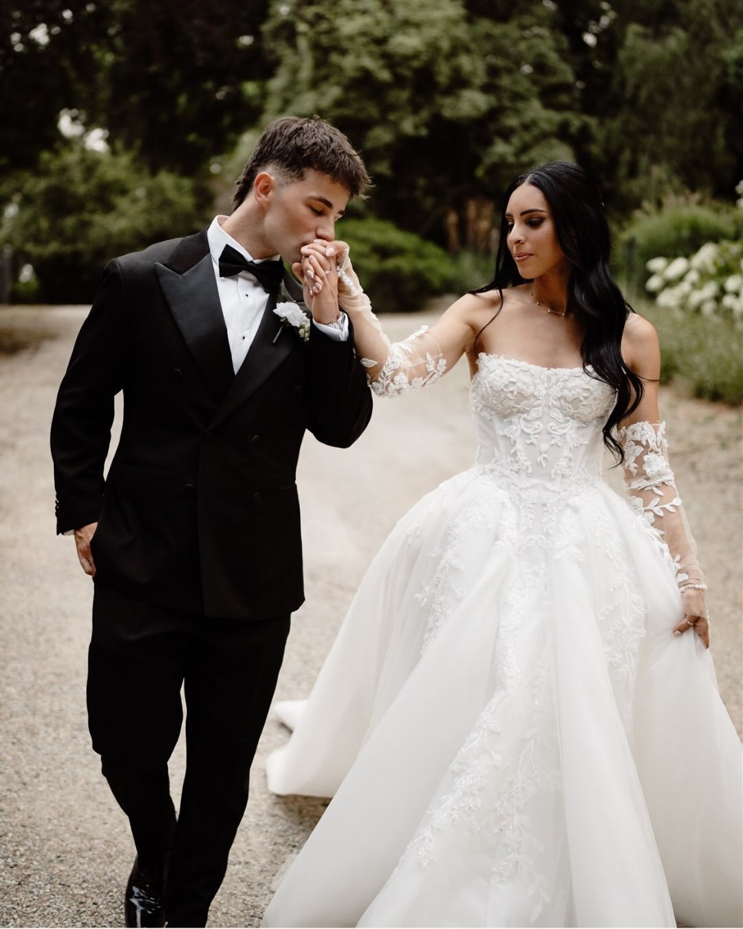 It was HOT, but Ellie &amp; Jack didn&rsquo;t let it ruin their day.

Absolutely EPIC working alongside @kimberleymooremedia as per usual 🙌🏼
&zwnj;
Lovers // @ellcarey_ &amp; @jackcareyy__ 
Venue // @poetslane &amp; @nathania_springs 
Content Creat