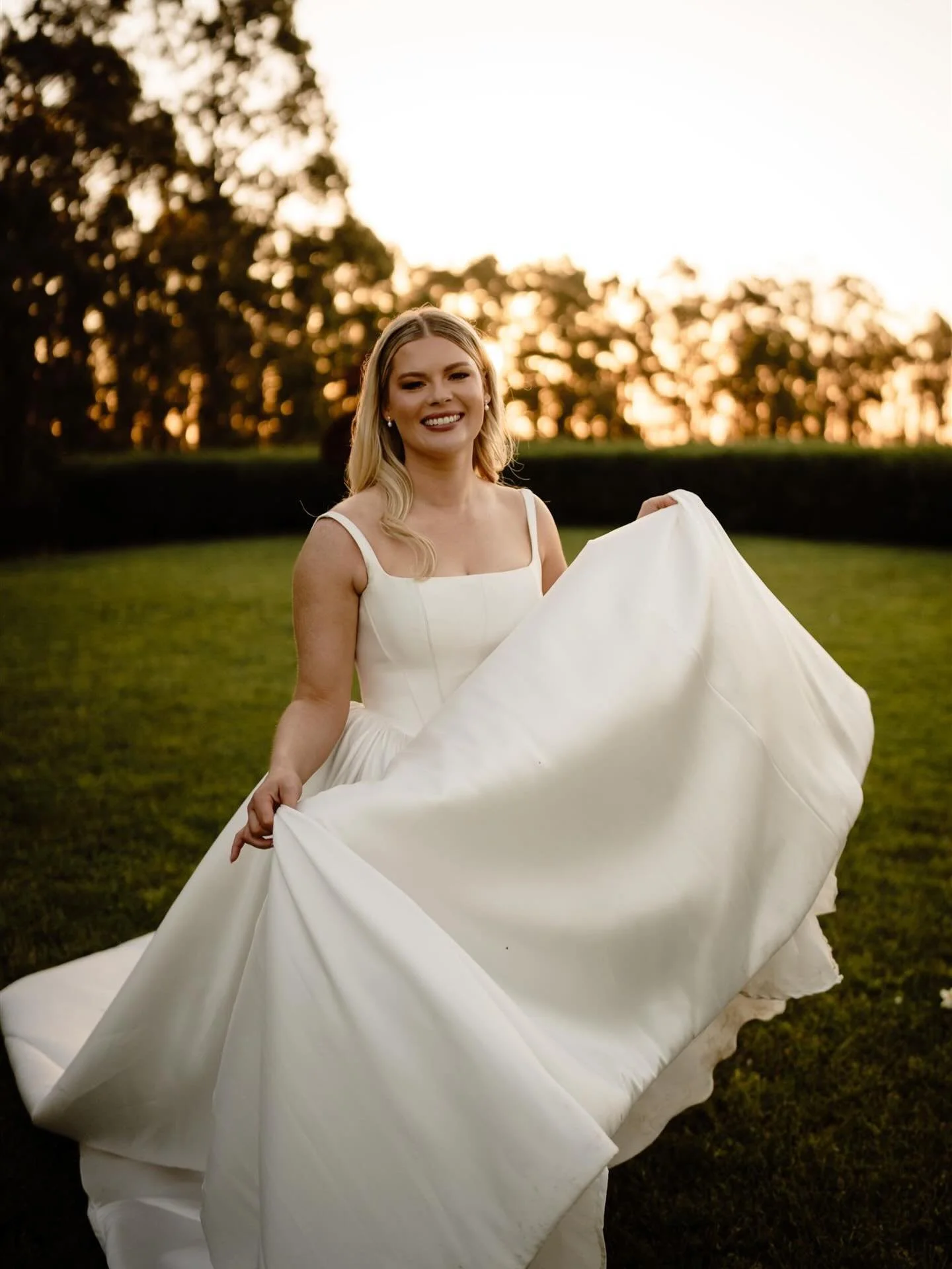 That moment when you see an email come in&hellip;

&ldquo;Your Gallery is READY&rdquo;

So you RUN for the computer!!!

Lovers // @alyshaahowell &amp; @curtisjamesh123 
Venue // @thegrovegippsland 
Dress // @truesociety_melbourne
Flowers // @westernp