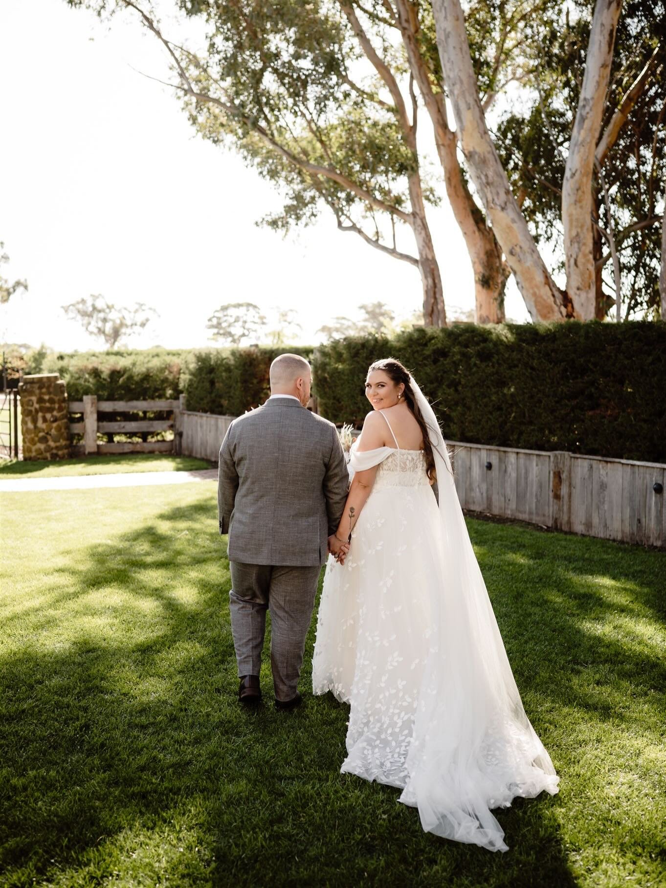 Happy 1 week married legends!!!!

What a whirlwind of a day! 

You guys were absolute champions to push through, and now you are HUBBY &amp; WIFEY 🙌🏼

Lovers // @benbarraclough96 &amp; @eb.barraclough 
Venue // @warrawongestate 
Florist // @theblos
