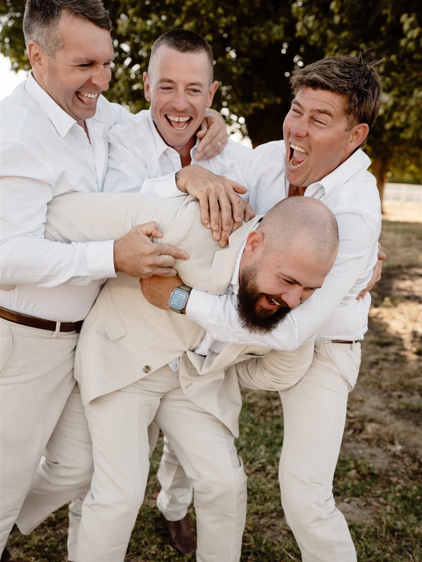 When the bride squad goes from loose&hellip;. To real loose 🤣

Lovers // @hayleym.dawson &amp; @alex__dawson 
Venue // @bonniebraehomestead 
Dress // @luvbridalaustralia
Suits // @tarocash
Bridesmaids // @shonajoy
Hair // @thecollectivehq_
Make Up /