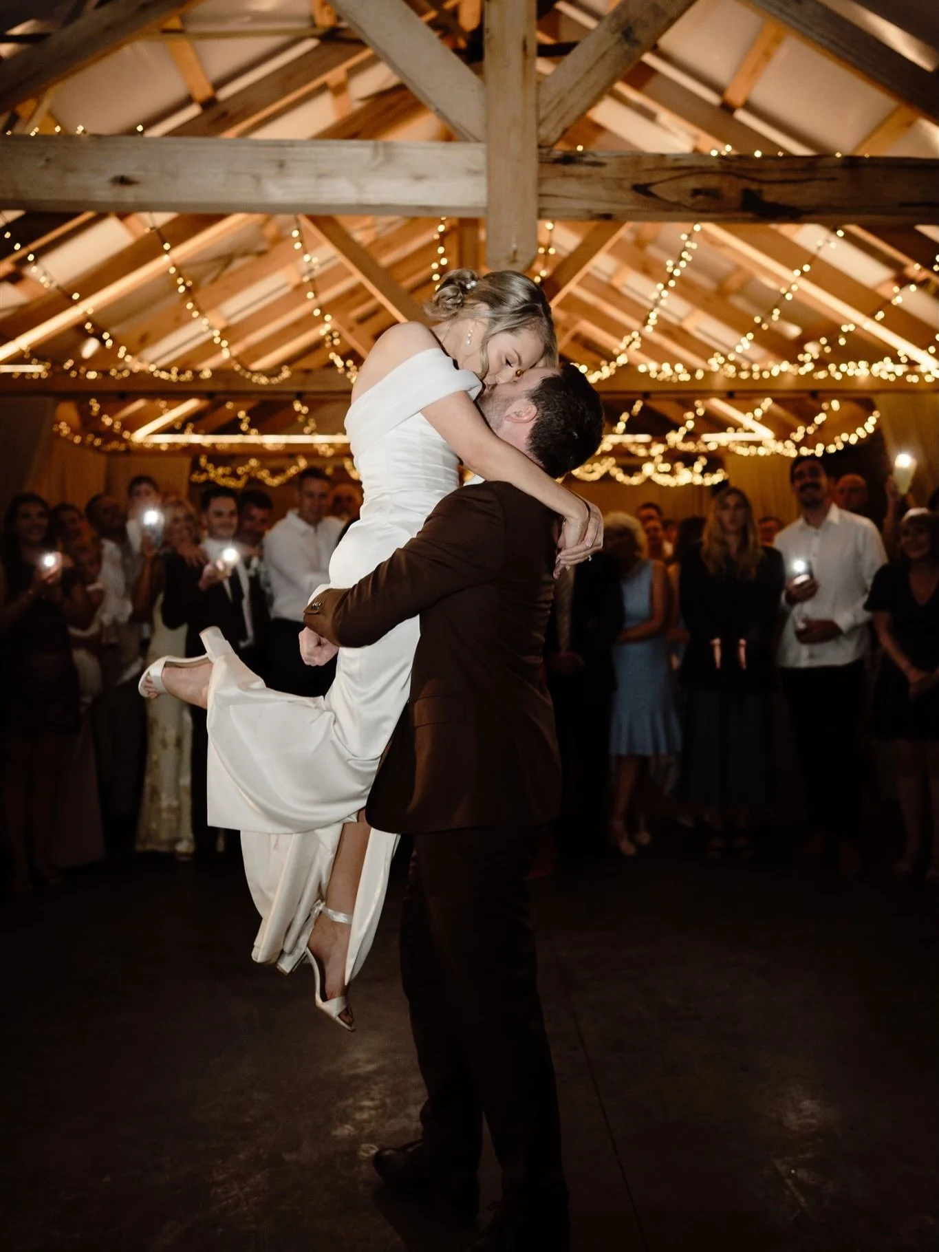 A little tip from someone who&rsquo;s seen a lot of weddings&hellip;

The couples who slow down, laugh more, and go with the flow&hellip;

Always end up with the best days (and the best photos)!
&zwnj;
Lovers // @cassie.l.e.e &amp; @thomasjames91 
Ve