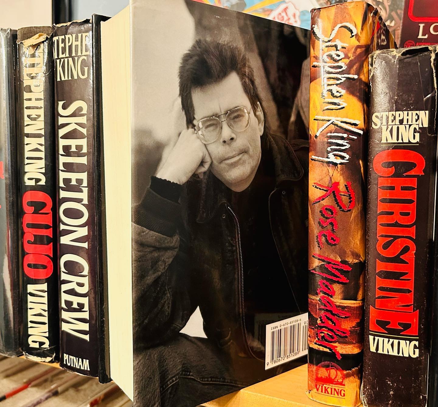 Mike Lera&rsquo;s article on STEPHEN KING - Published in Horror-Nation @horror_nation1015 ☝️Click &ldquo;Horror Nation&rdquo; link in Bio ☝️
Photo: Mike Lera 
#stephenking #horrornation #MikeLera #MikeLeraWriter