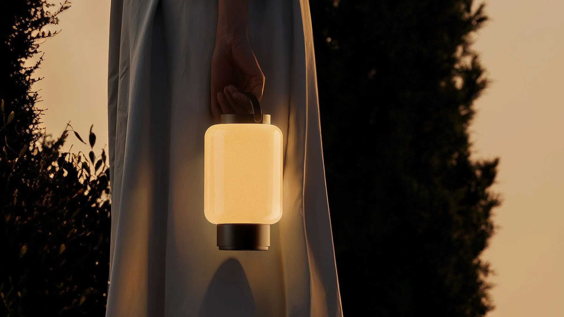 qu - NEW with bone glass
IP44's portable battery-powered qu offers a further wonderful option! In the version bone, the glass body generates discreet, diffused color moods. The 3-step touch dimmer creates atmospheric moments indoors and outdoors, and