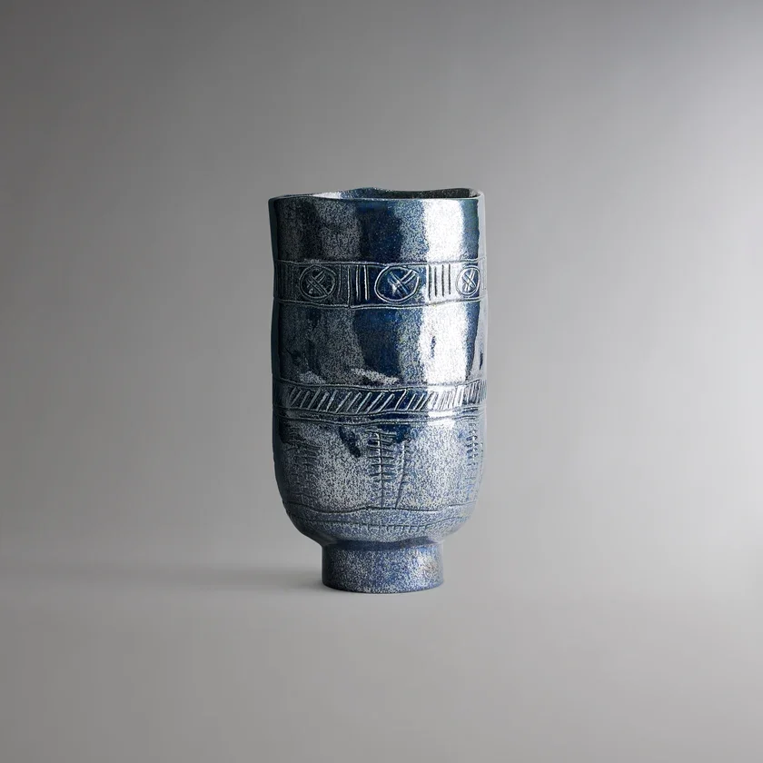 THE NARRATIVE ARC COLLECTION |
FRIEZE Vase Short