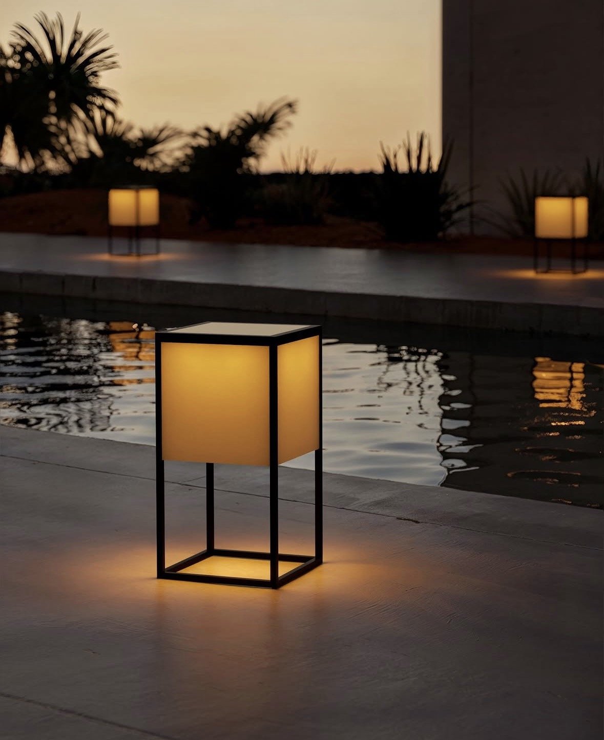 fil
It's a well-known fact that a cube has six sides. In fil, the sides consist of a solar panel that is embedded flush in translucent fabric. A second inner cube of translucent polycarbonate creates a uniform light effect.