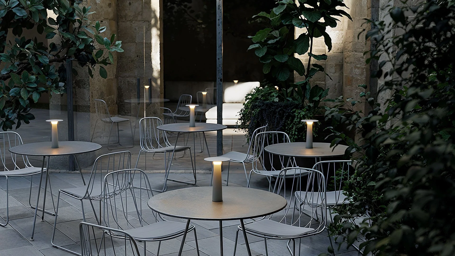 lix Casambi ready
Would you like to make it even easier to switch lix luminaires and integrate them in the Casambi house network? This option is now available with lix Casambi ready – a perfect solution also for the hospitality sector, using a smartp