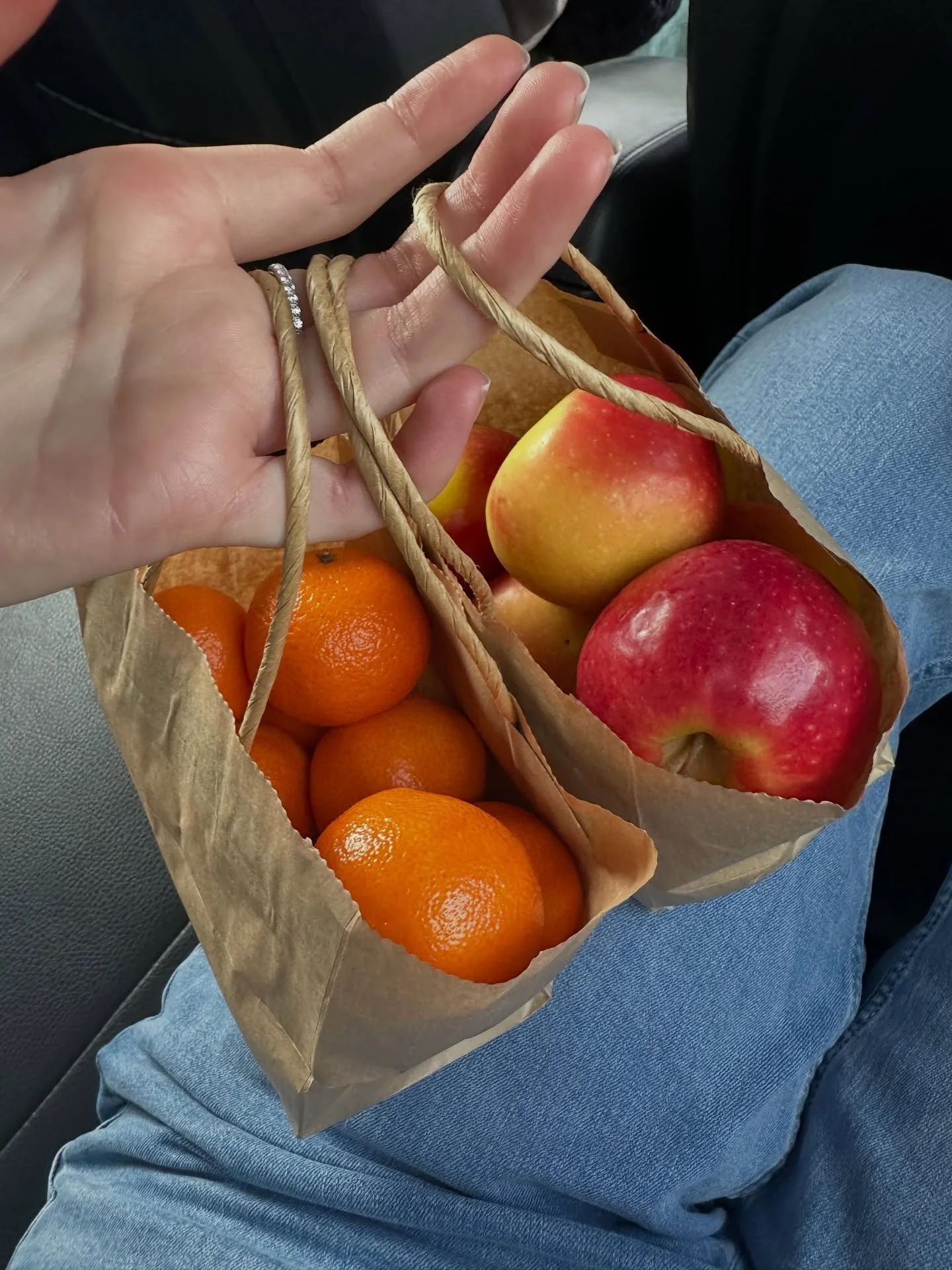 Fashion &amp; food moments⛅️
I am trying to make the most of this warm weather and NEED to wear my unworn Summer clothes!! Before I know it, it&rsquo;ll be cold and cloudy!

Transitional outfits 🔜 

#fashion #caracelesteblog #food #easyrecipes summe