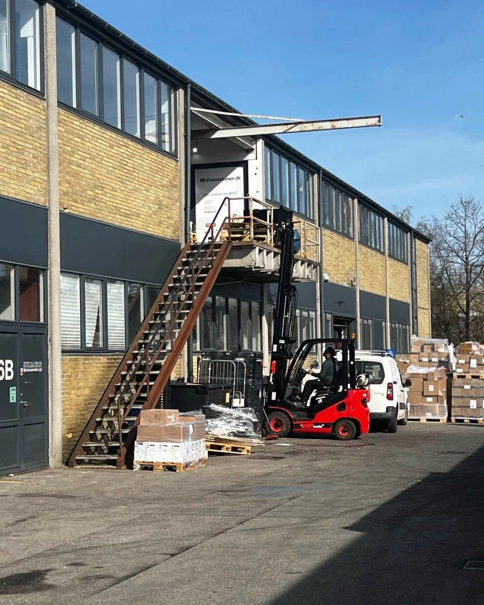 Nogle lokaler b&aelig;rer p&aring; god energi ✨

For nylig fandt vi ud af noget ret s&aelig;rligt.

Vores produktionslokaler i Taastrup har tidligere huset Lakrids by B&uuml;low

Samme adresse.
Samme st&aring;ltrappe.
Samme lokaler ved togbanen p&ari
