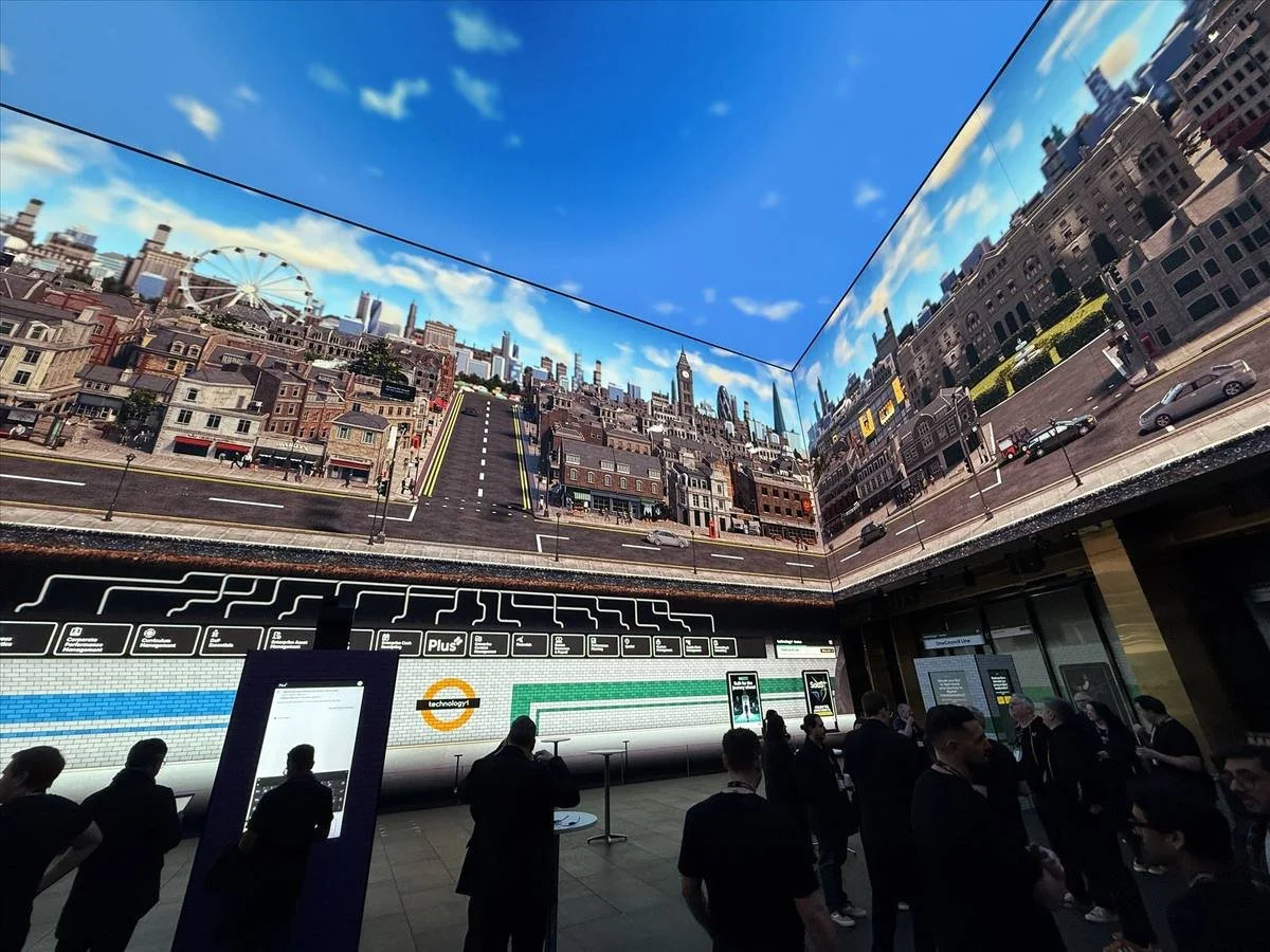 Immersive panoramic screen room