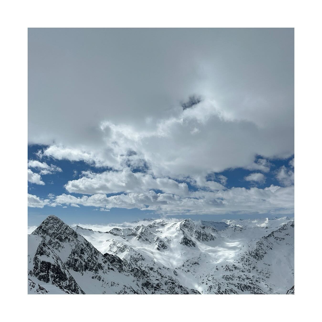 ⛷️🏔️🤩am @stubai_glacier sind noch Traum Verh&auml;ltnisse😍🏔️
.
.
.
.
#skiurlaub 
#urlaubmitfamilie 
#skitouring 
#skibergsteigen 
#fr&uuml;hjahrsskitour 
#fr&uuml;hjahrsskifahren 
#stubai #tirol 
#lovetirol #lovestubai 
#kohlatirol