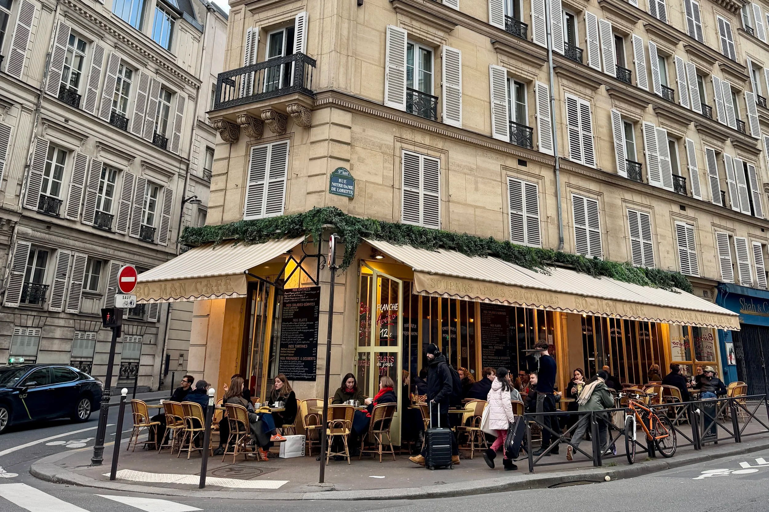 cafe bar in pigalle paris