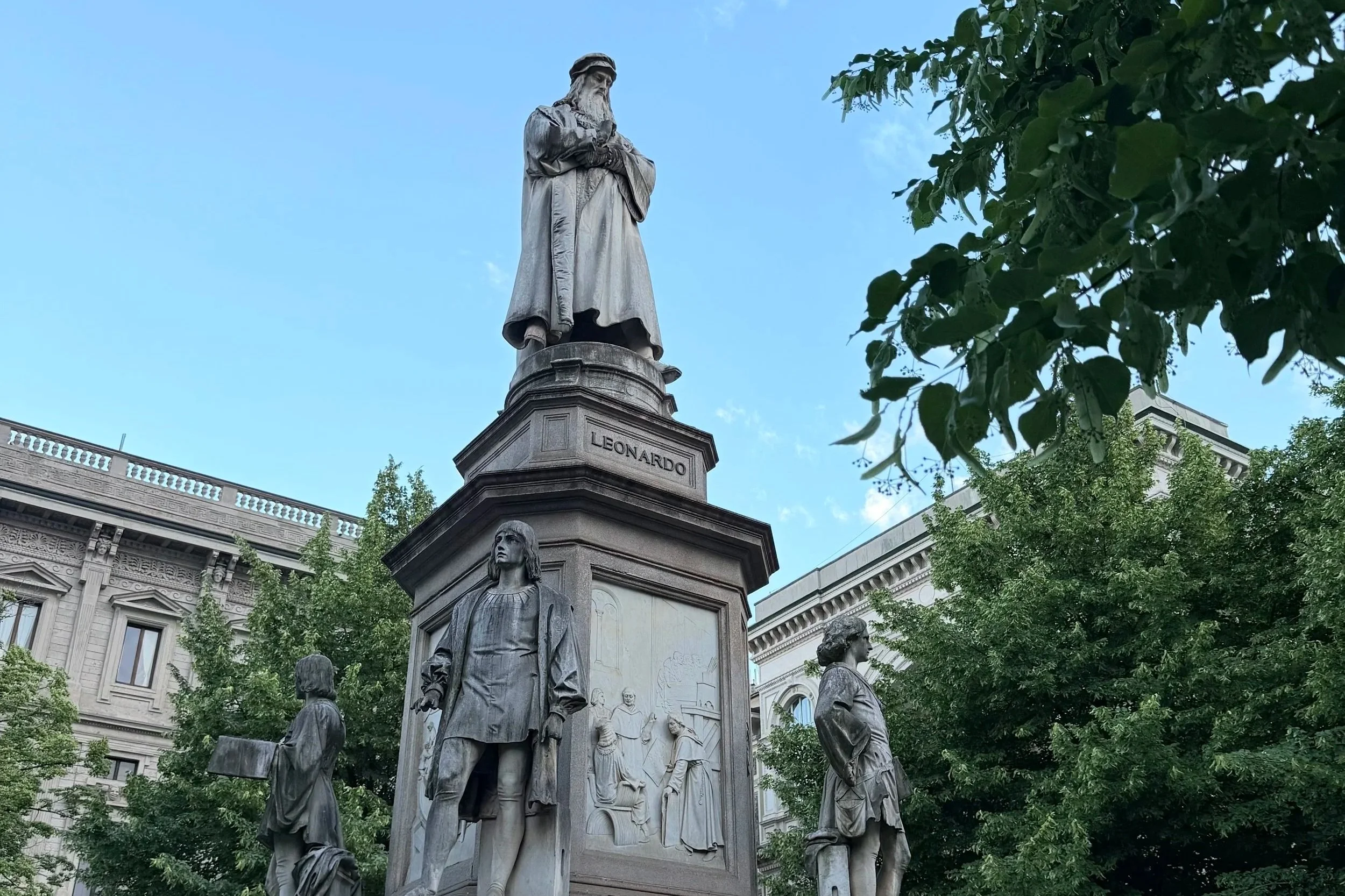 statue of leonardo da vinci in milan