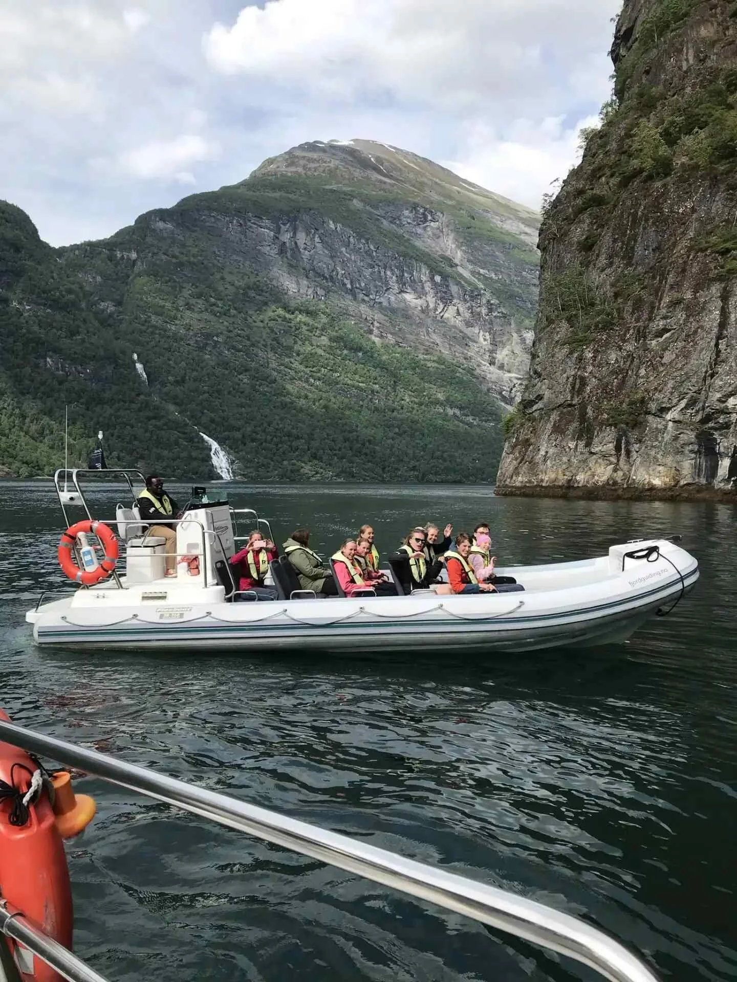 sfhs-elever i båt på fjorden.jpg