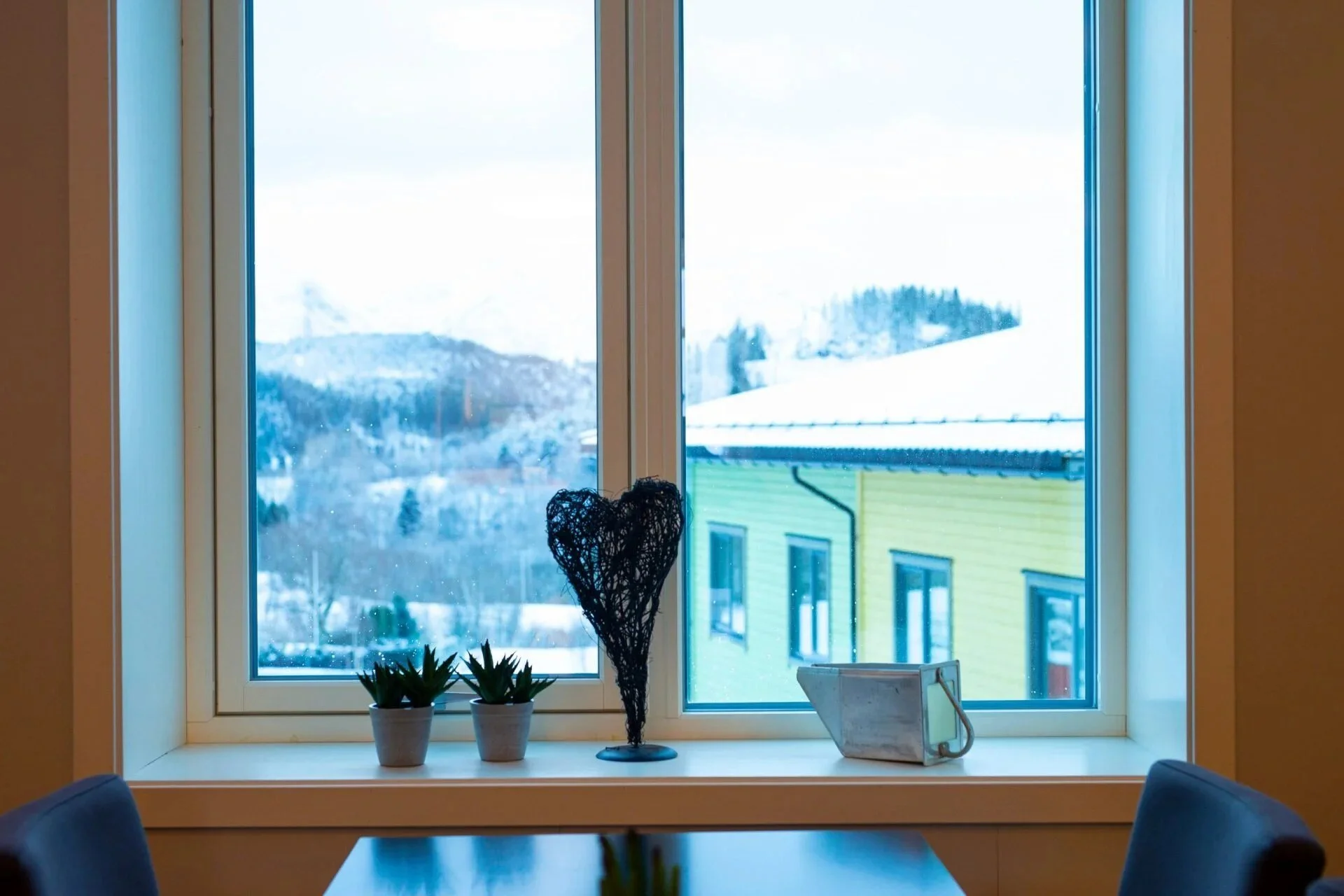 sfhs-vinduskarm med flater og dekorhjerte.jpg