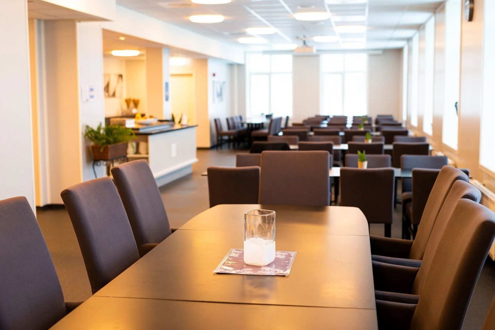 sfhs-moderne kantine med mørke stoler.jpg
