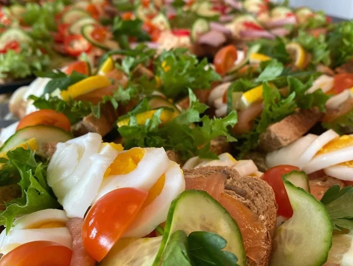 sfhs-smørbrød med egg, tomat, laks og agurk.jpg
