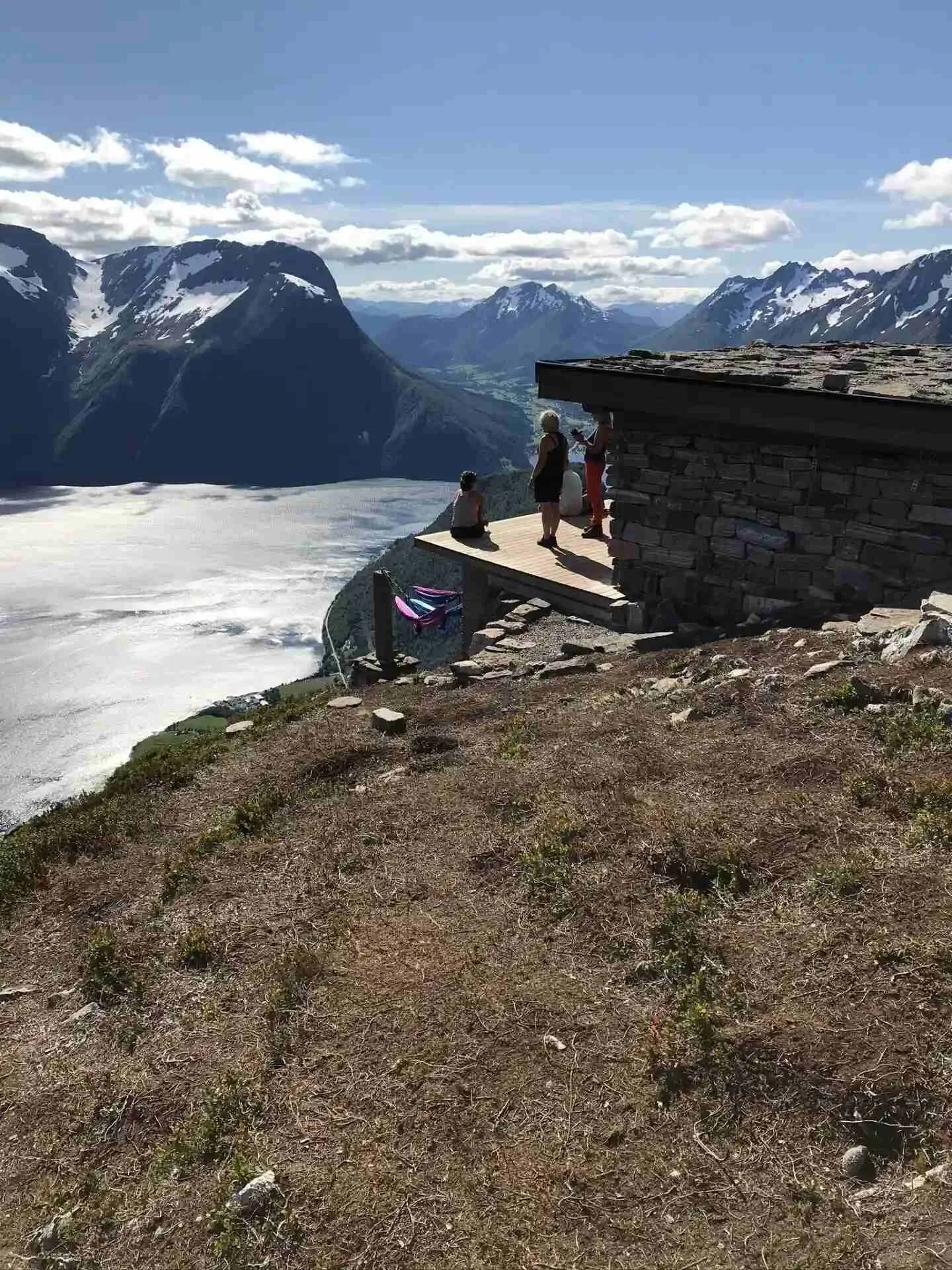 sfhs-elever på toppen av et fjell utenfør en steinhytte.jpg