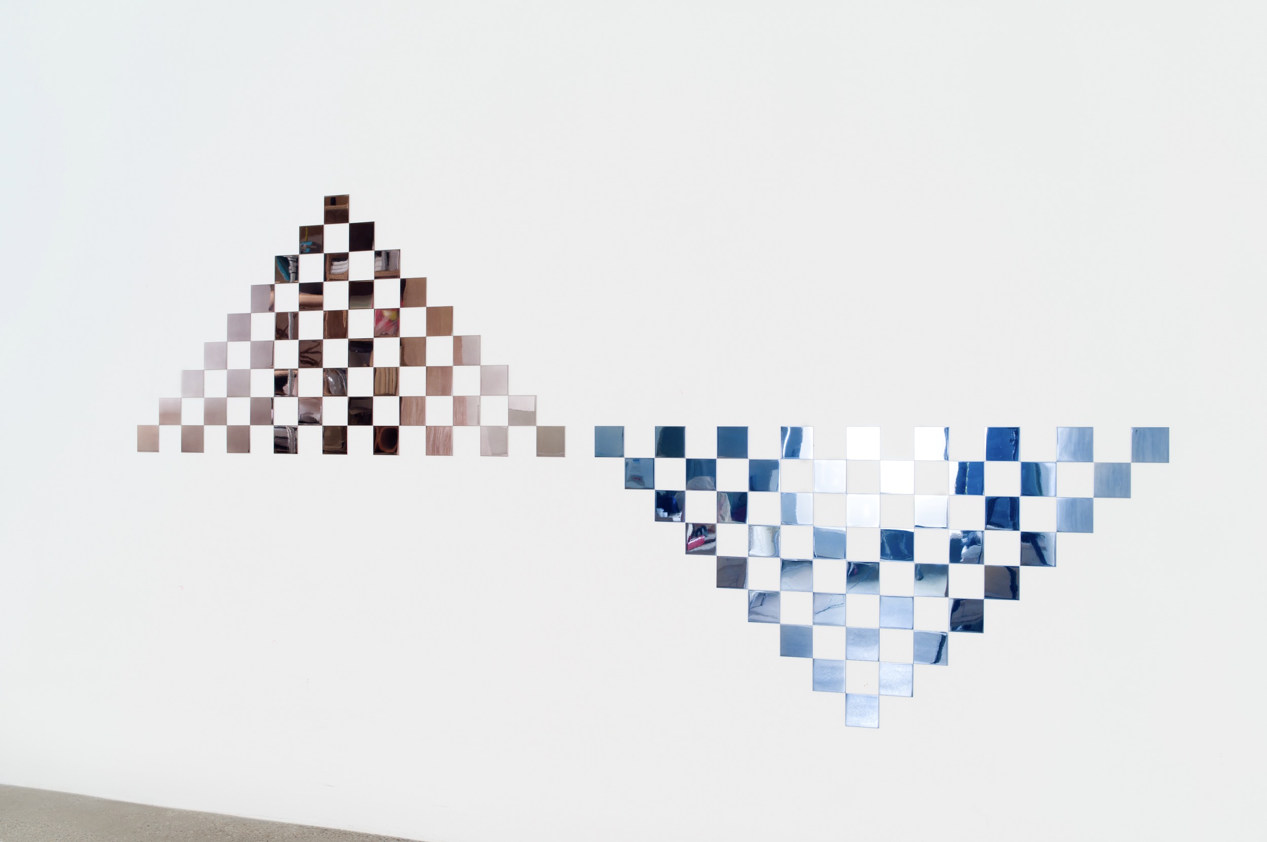 No.1107 Tiles, 2021,
Paint on mirror finish stainless steel,
170 x 350 x 0.1 cm