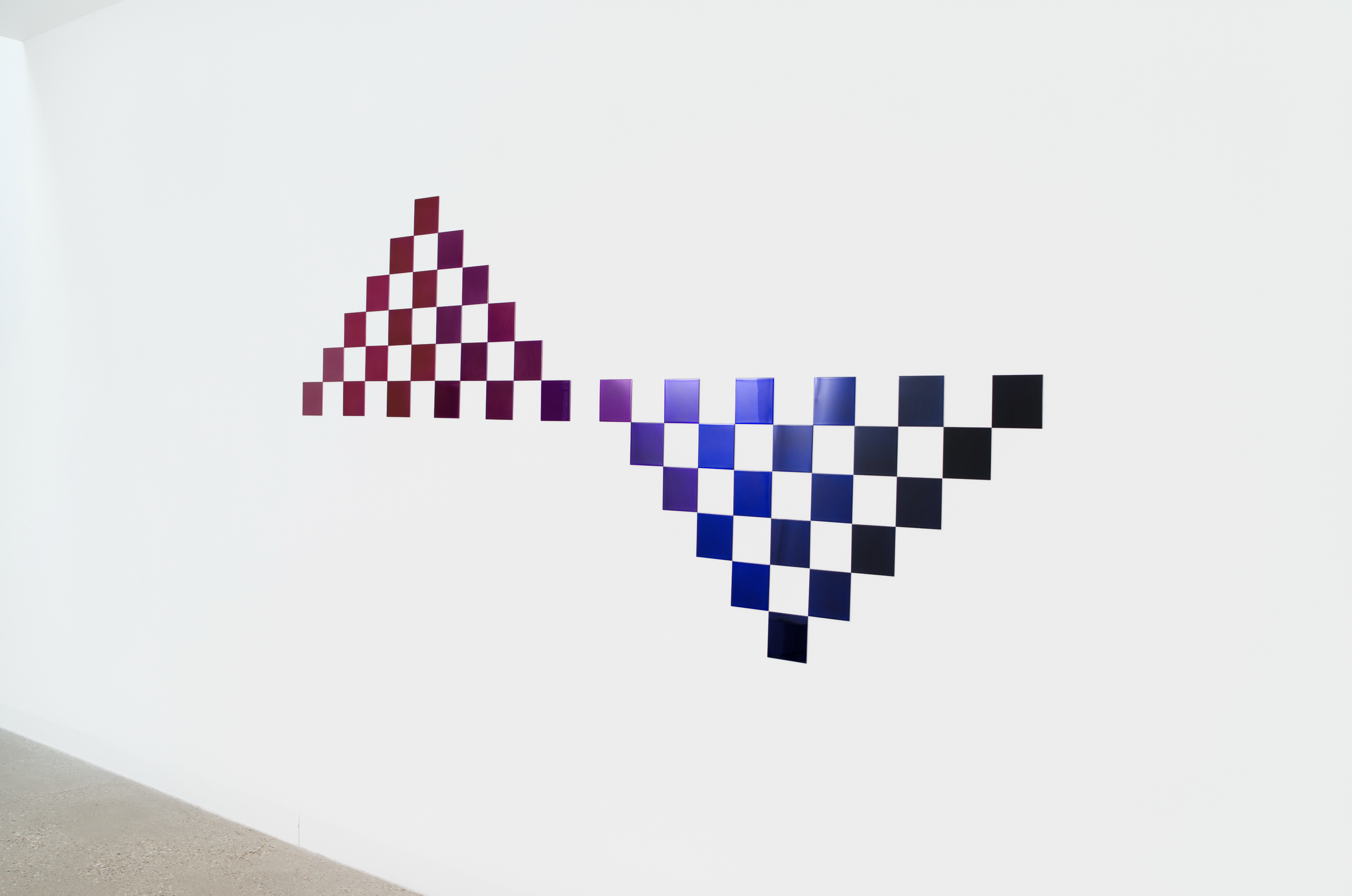 No.1085 Tiles L, 2021,
Paint on mirror finish stainless steel,
110 x 230 x 0.1 cm