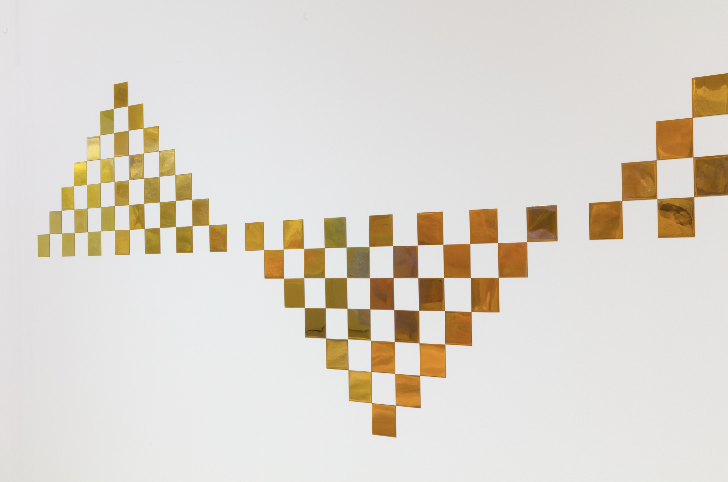 No.1086 Tiles L, 2021,
Paint on mirror finish stainless steel,
140 x 650 x 0.1 cm