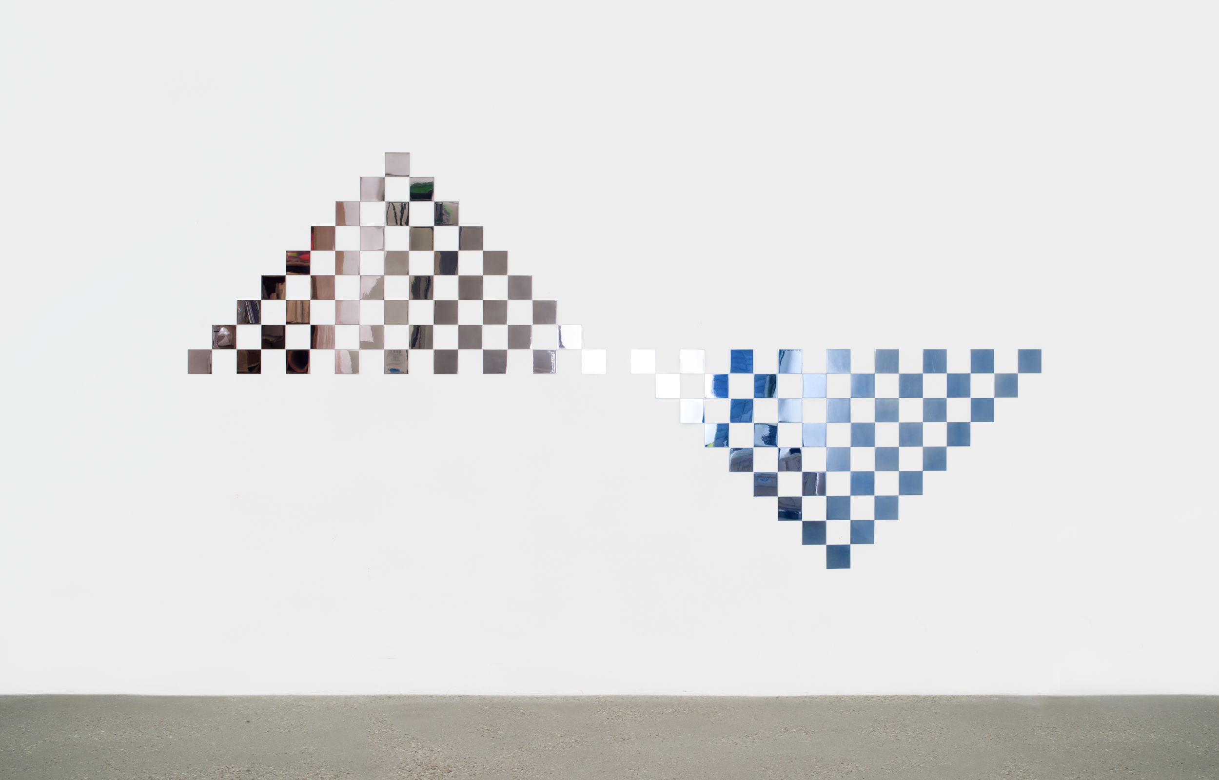 No.1107 Tiles, 2021,
Paint on mirror finish stainless steel,
170 x 350 x 0.1 cm