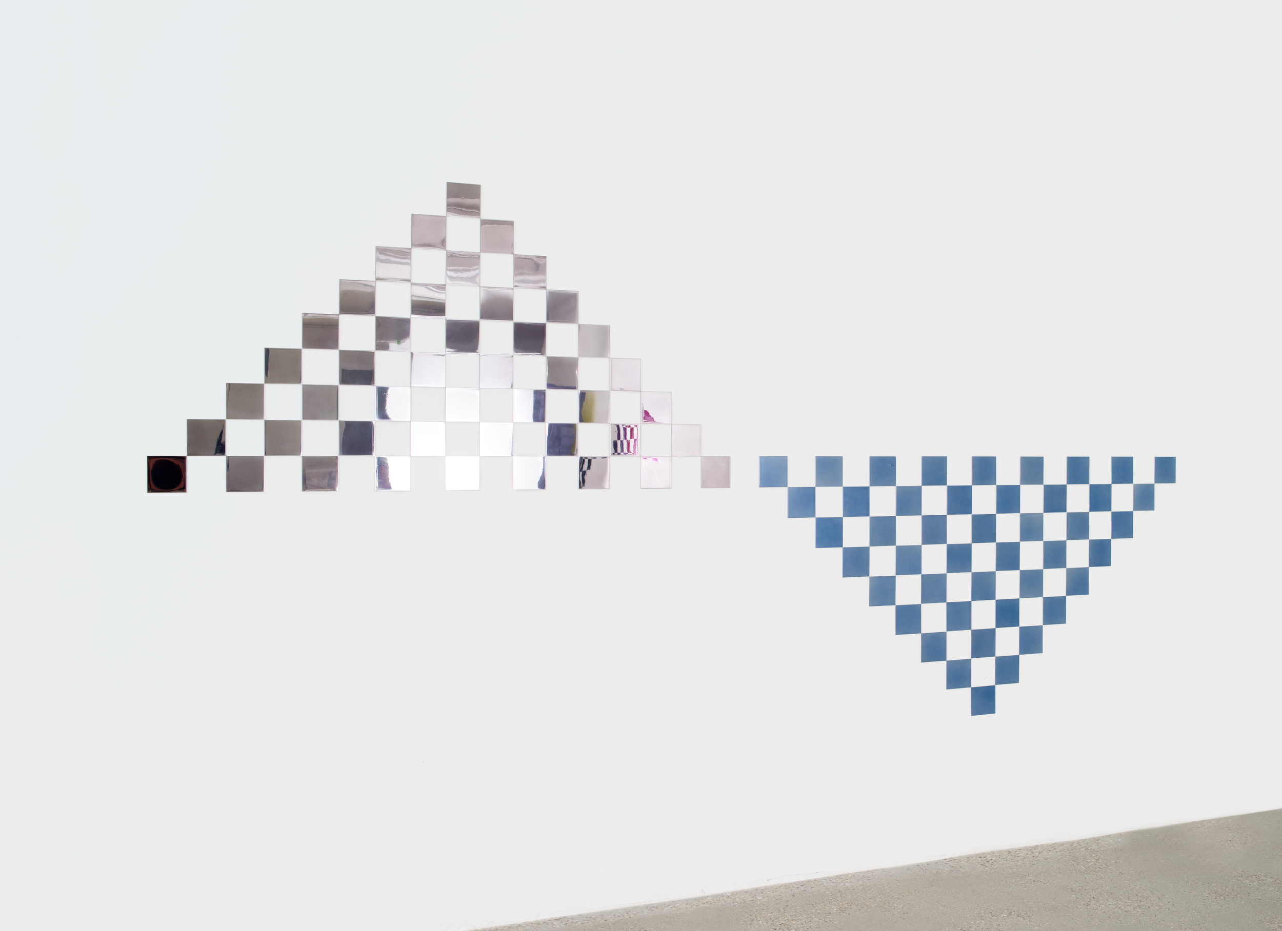 No.1107 Tiles, 2021,
Paint on mirror finish stainless steel,
170 x 350 x 0.1 cm
